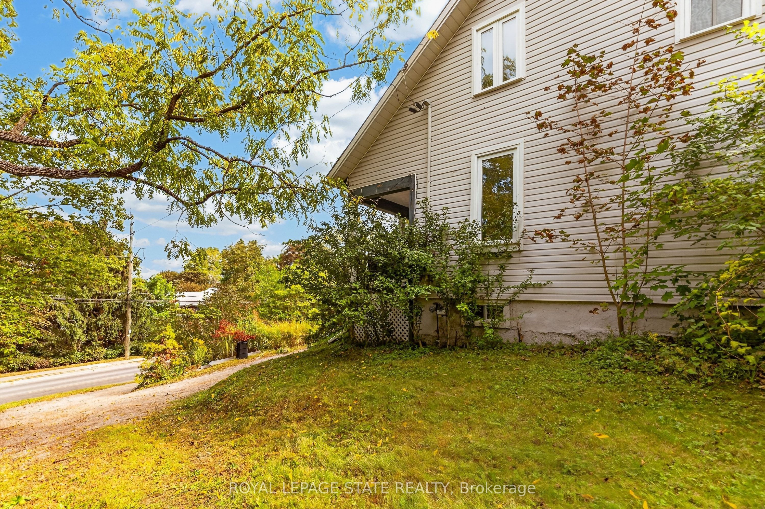 211 Main Street W Property Photo 15