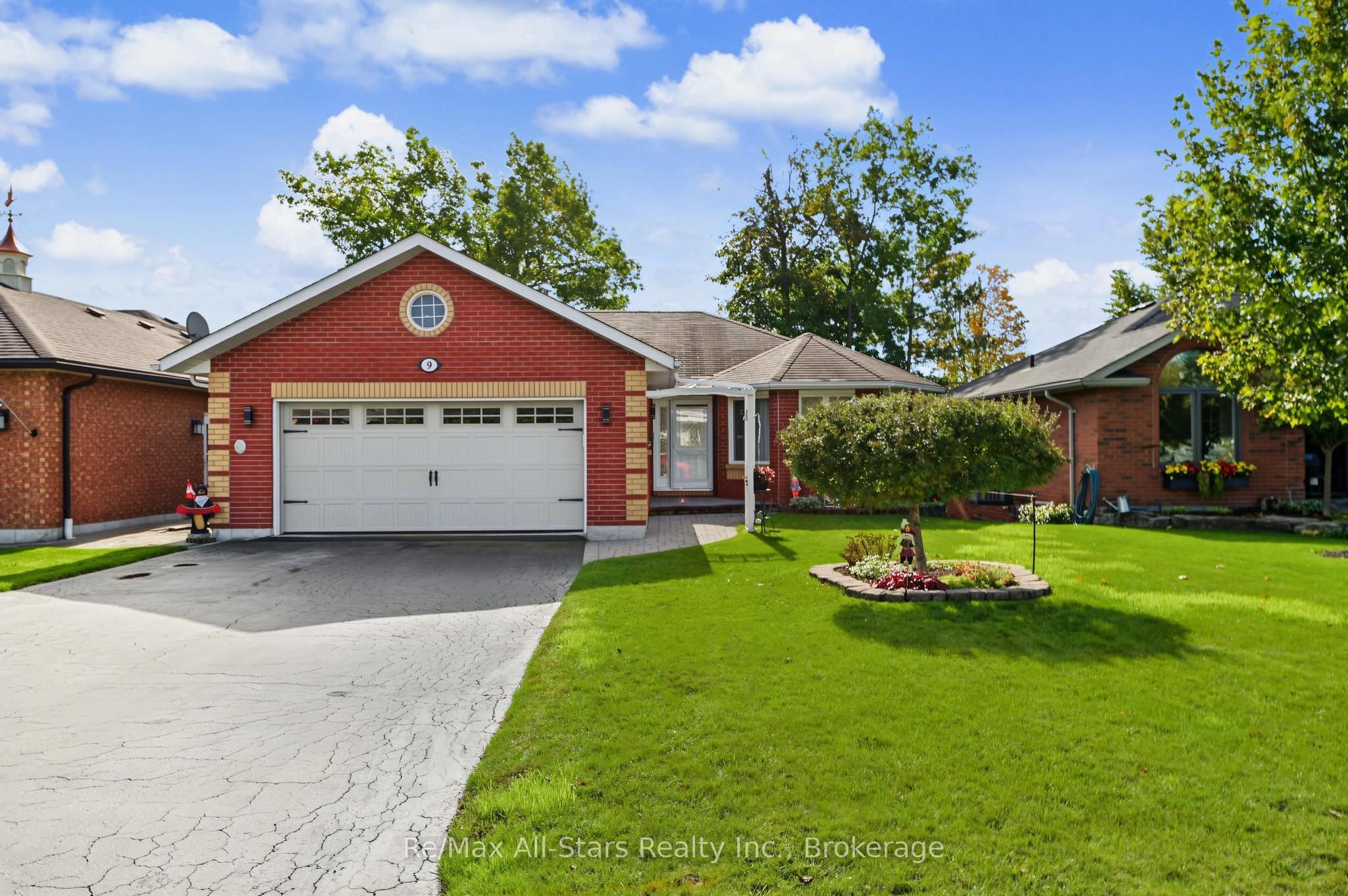 9 Hillview Drive Property Photo 2