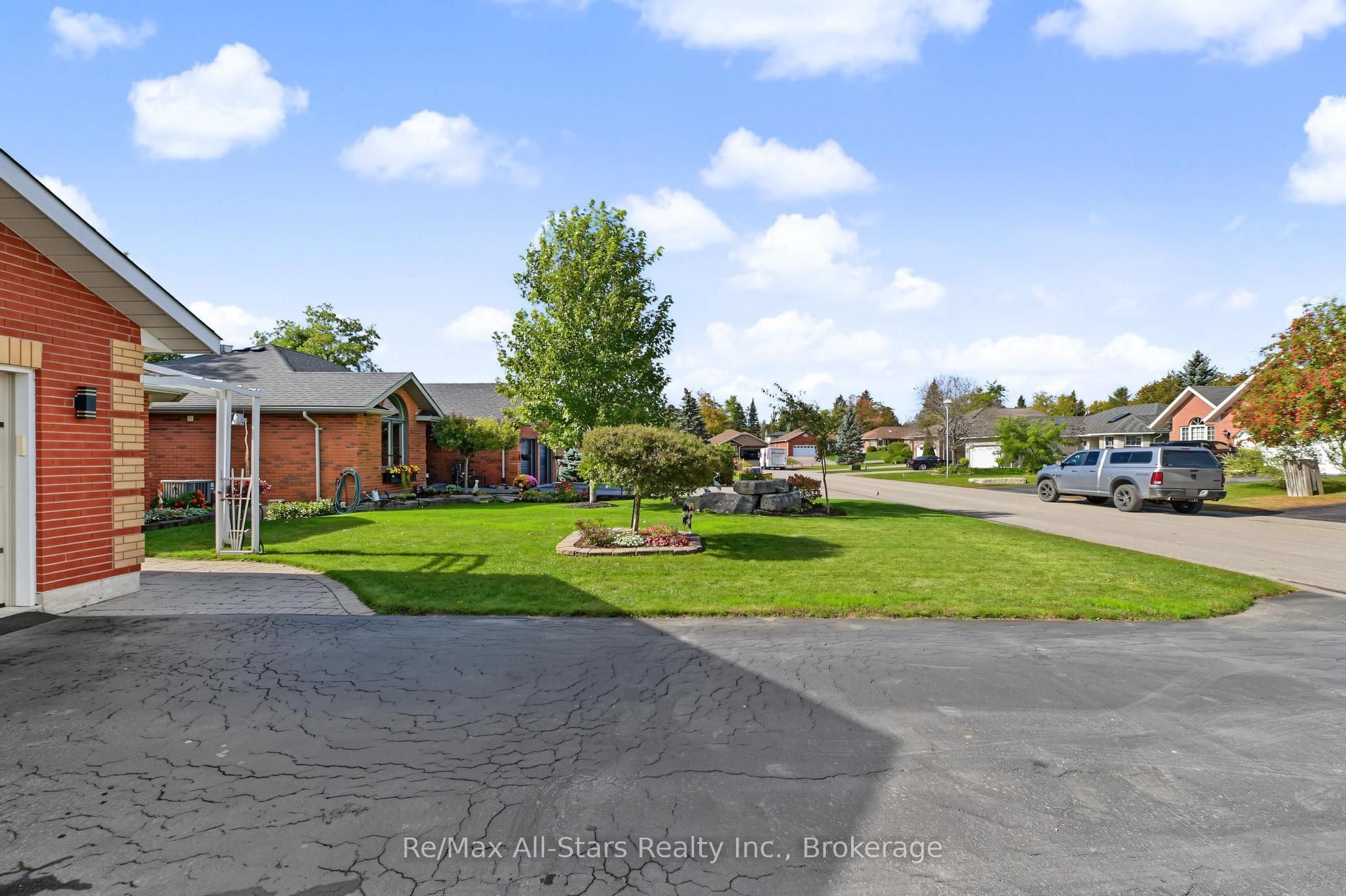 9 Hillview Drive Property Photo 4