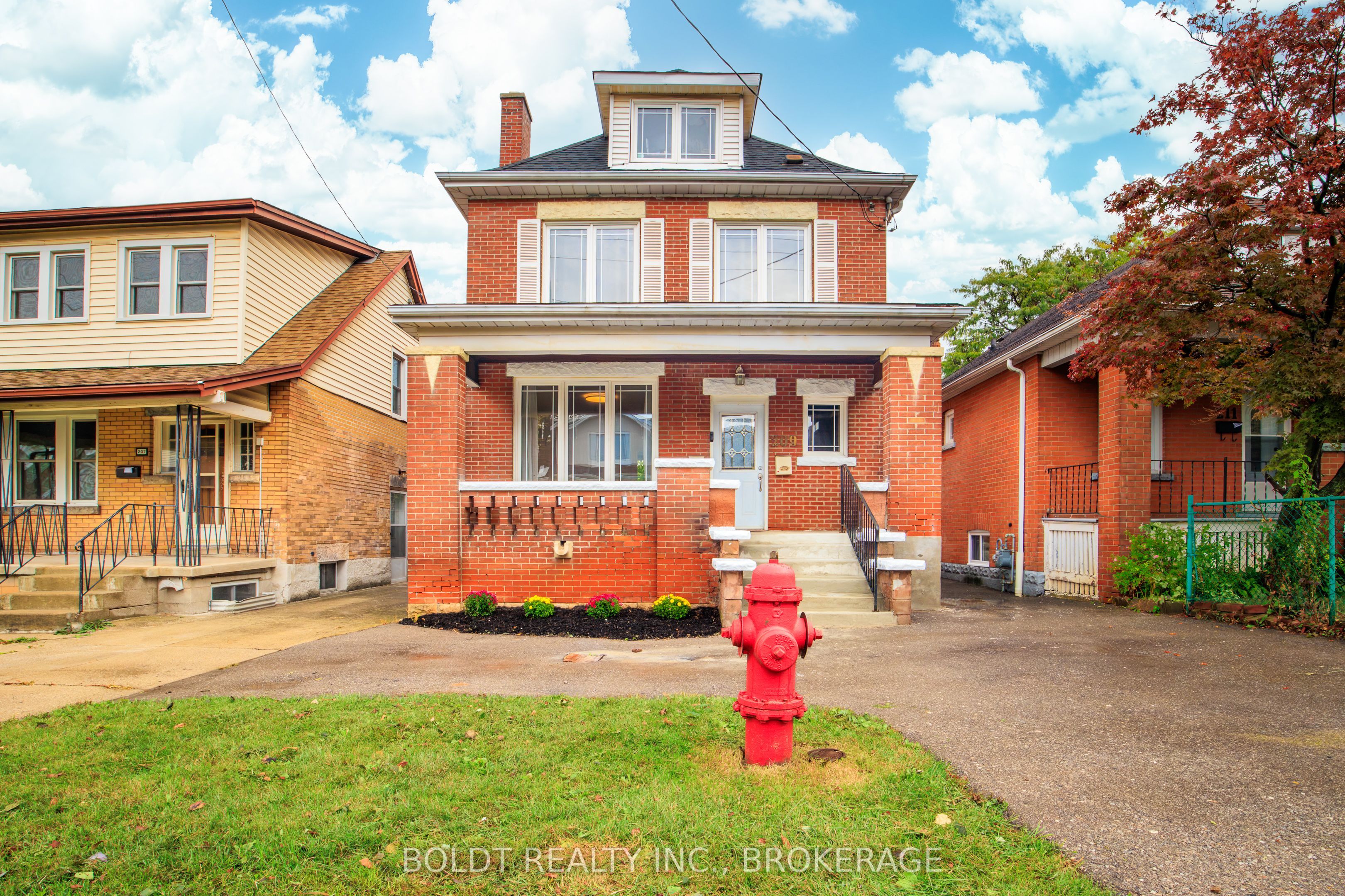 209 Rosslyn Avenue S Property Photo 2