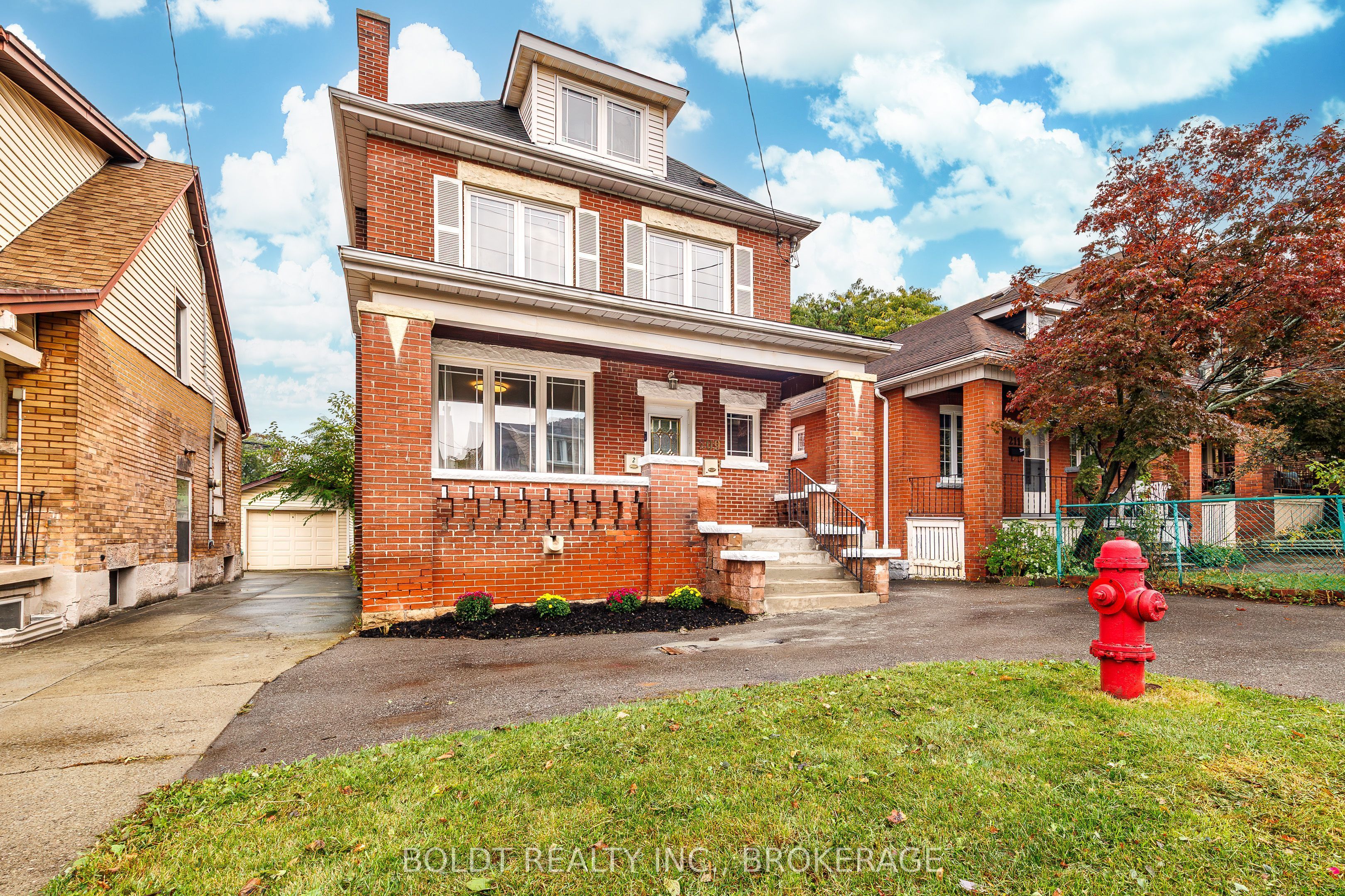 209 Rosslyn Avenue S Property Photo 3