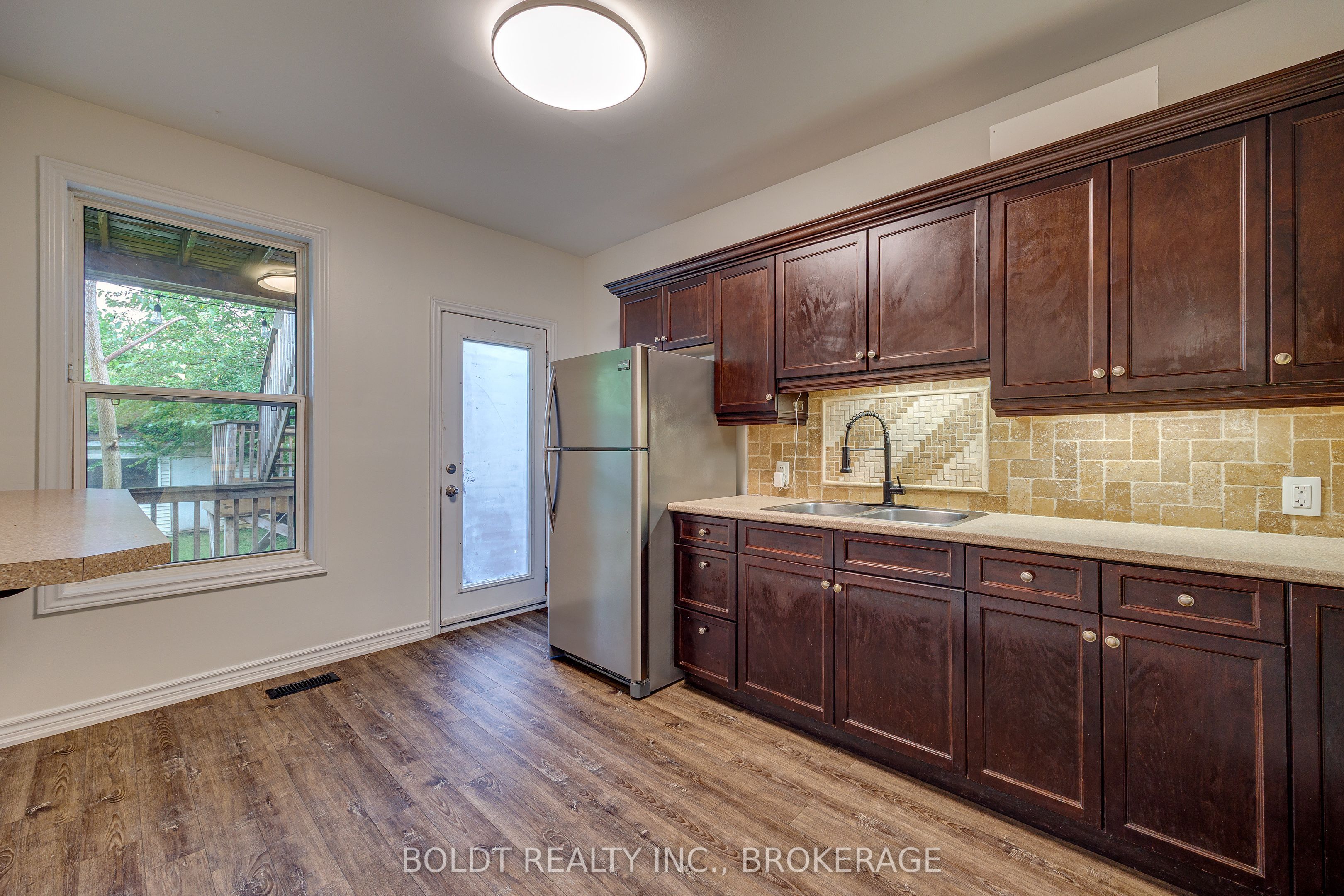 209 Rosslyn Avenue S Property Photo 5