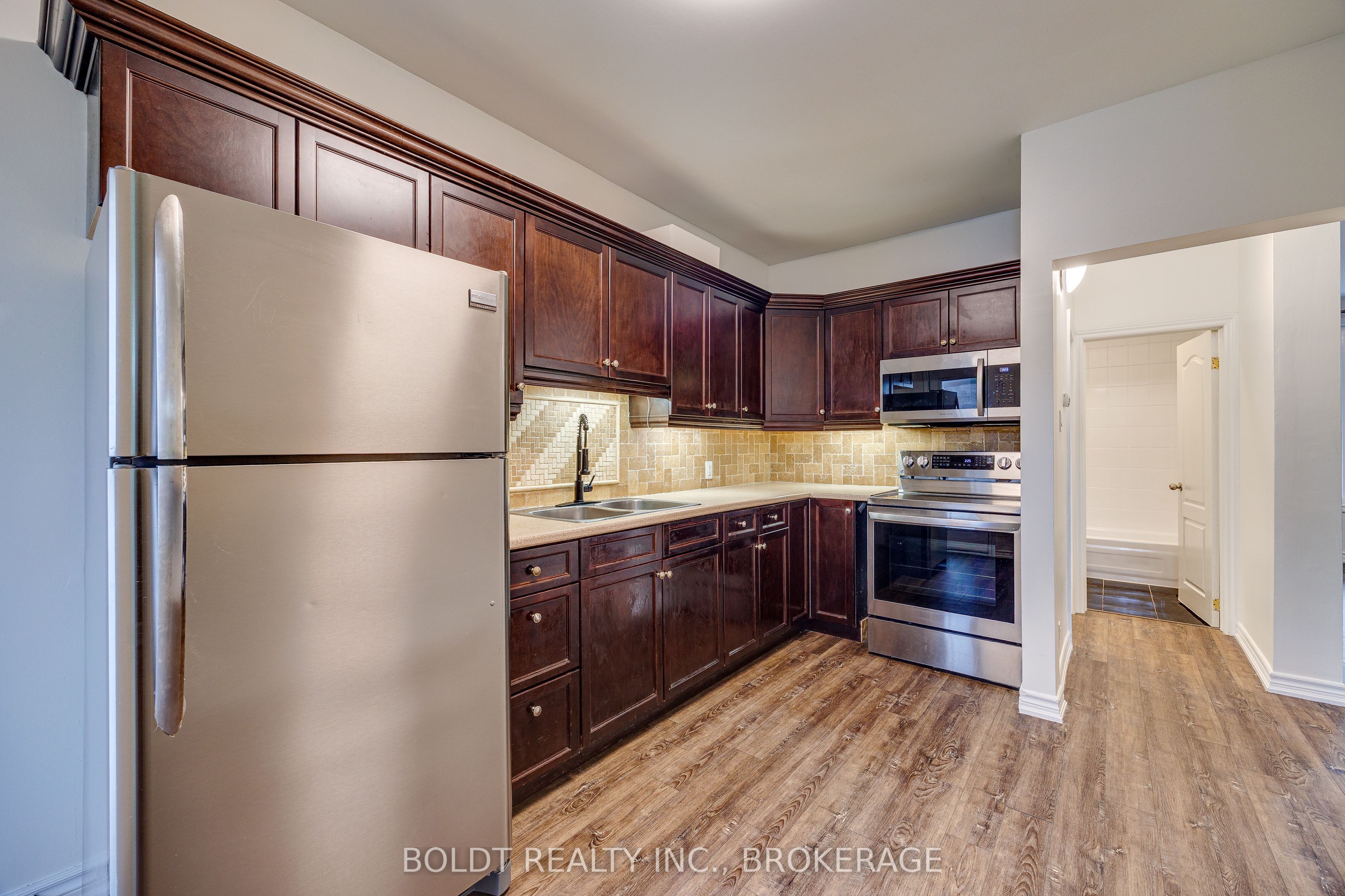 209 Rosslyn Avenue S Property Photo 6