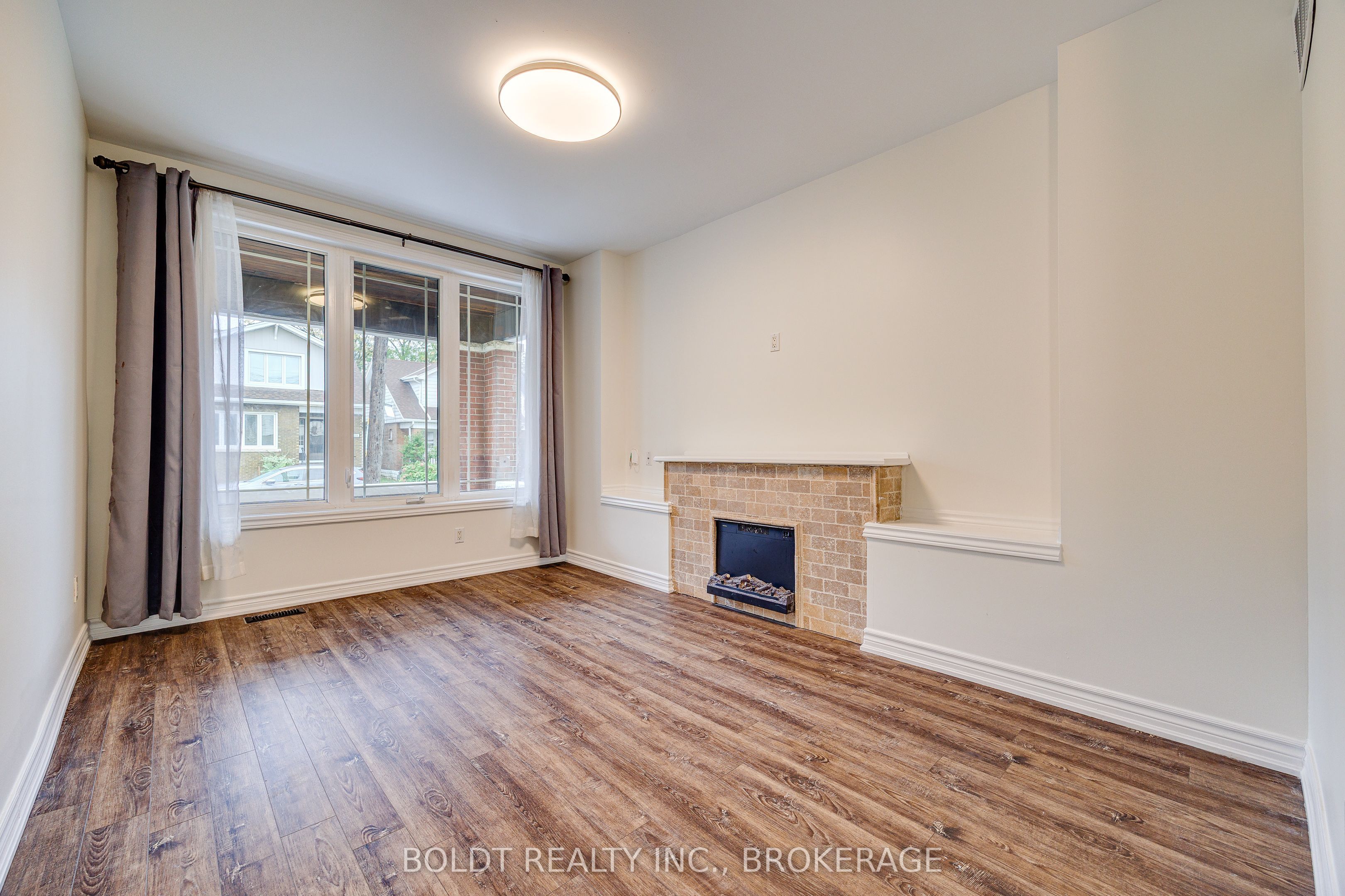 209 Rosslyn Avenue S Property Photo 7