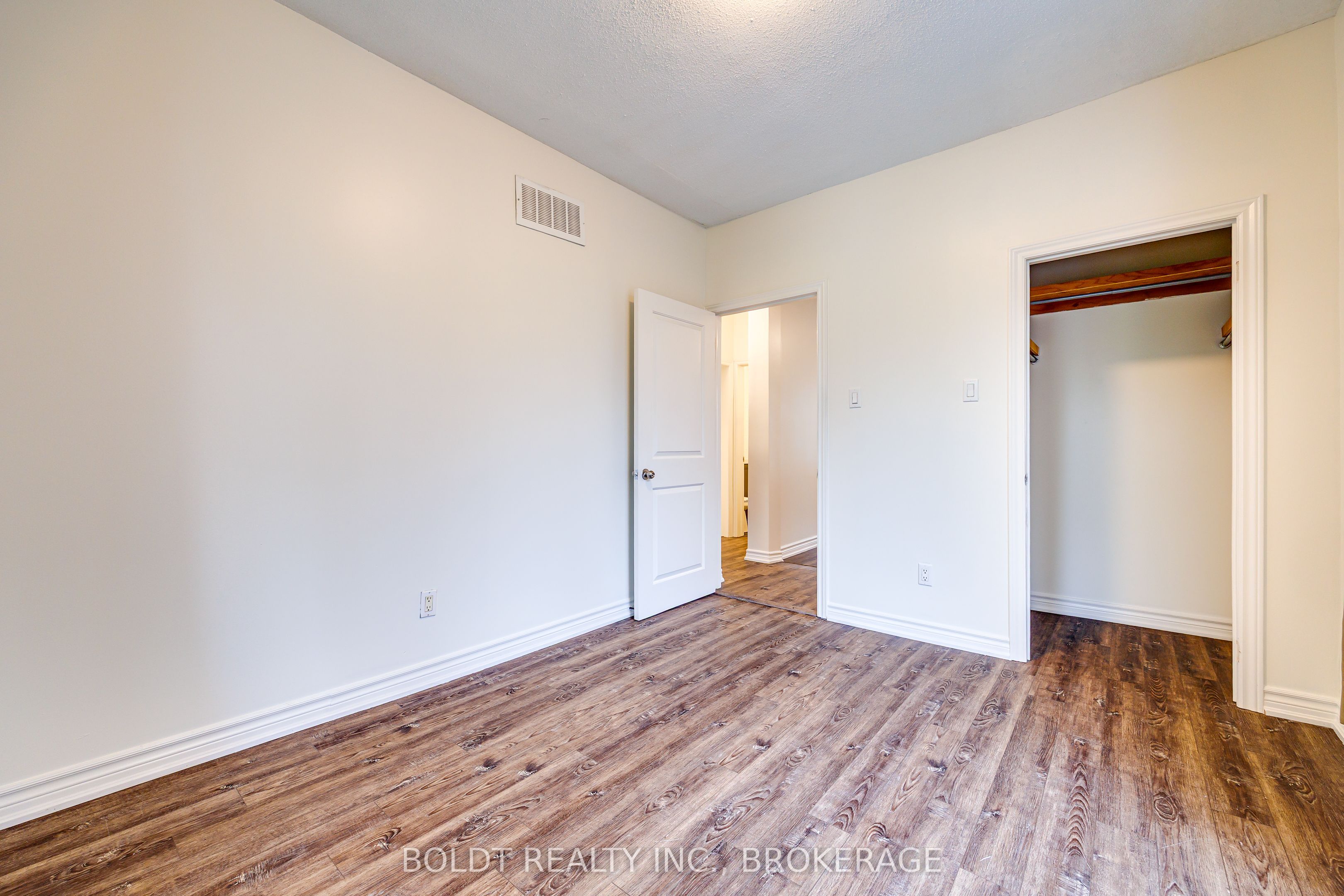 209 Rosslyn Avenue S Property Photo 10