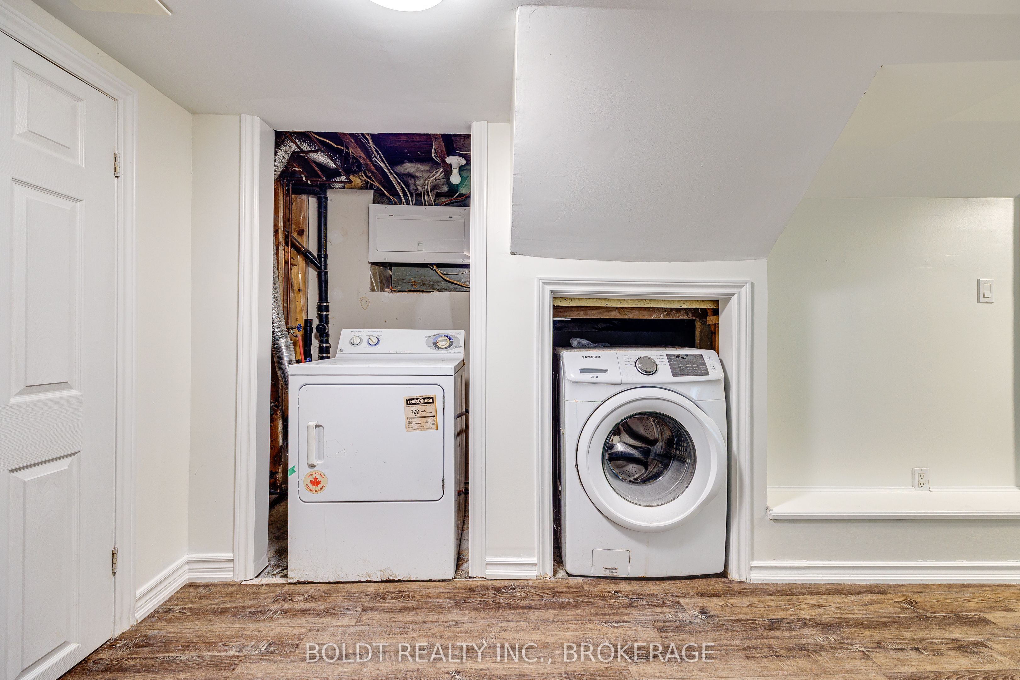 209 Rosslyn Avenue S Property Photo 14
