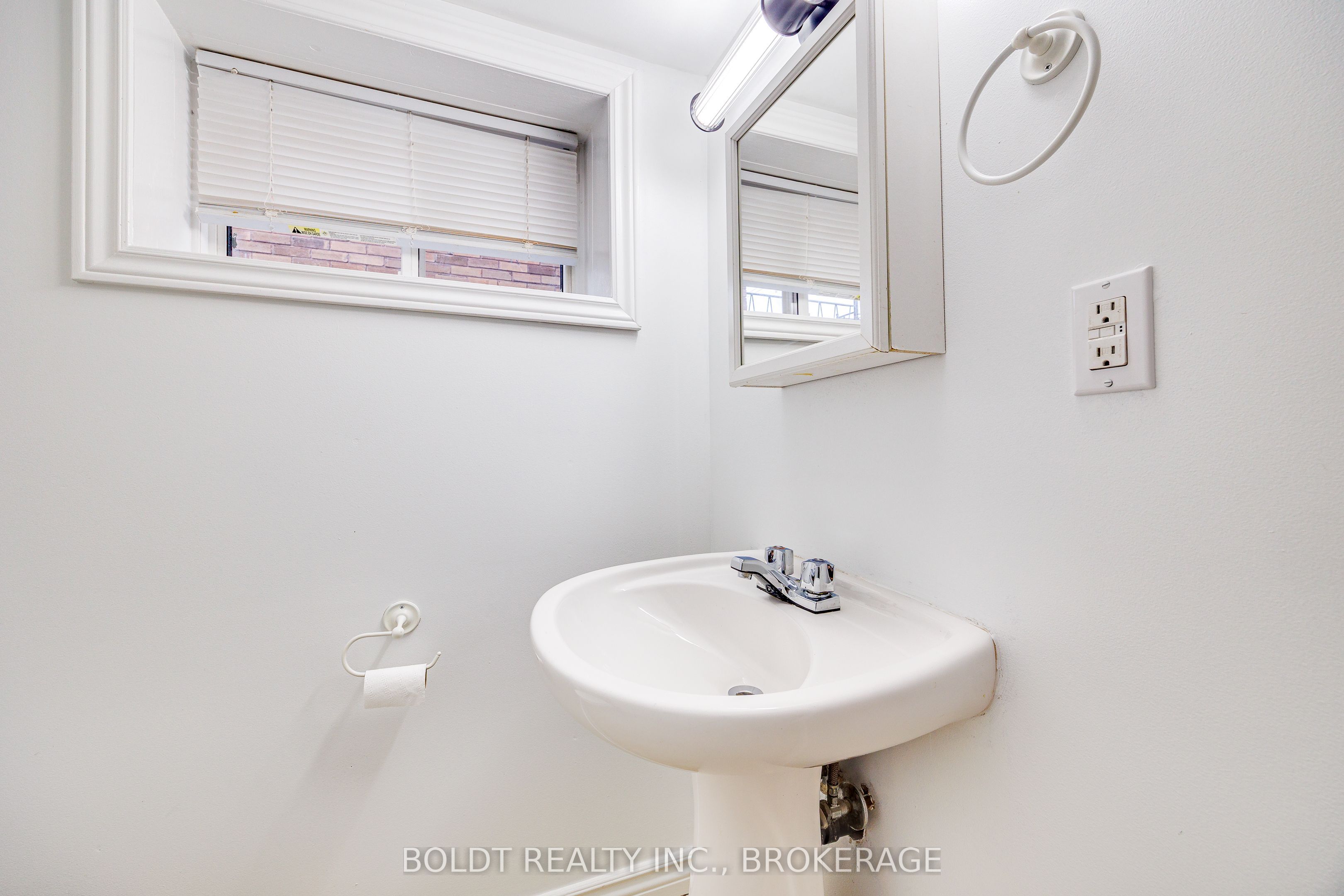 209 Rosslyn Avenue S Property Photo 15