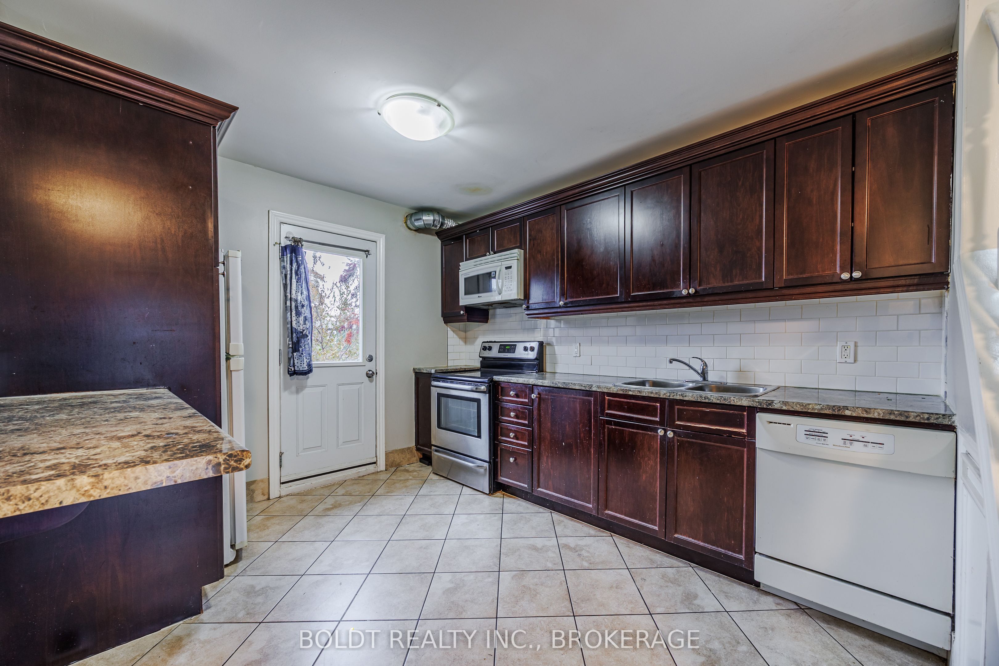 209 Rosslyn Avenue S Property Photo 18