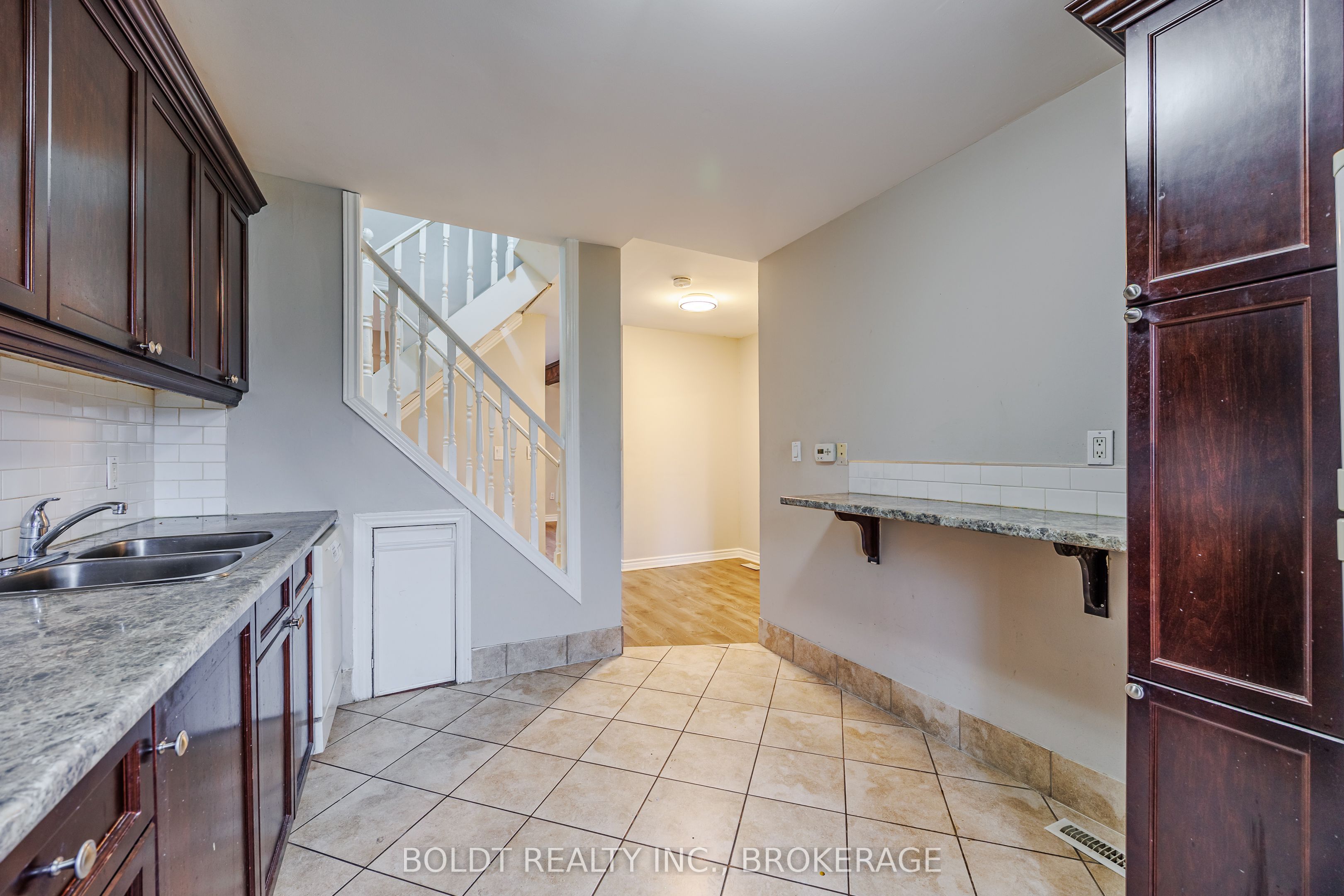 209 Rosslyn Avenue S Property Photo 19