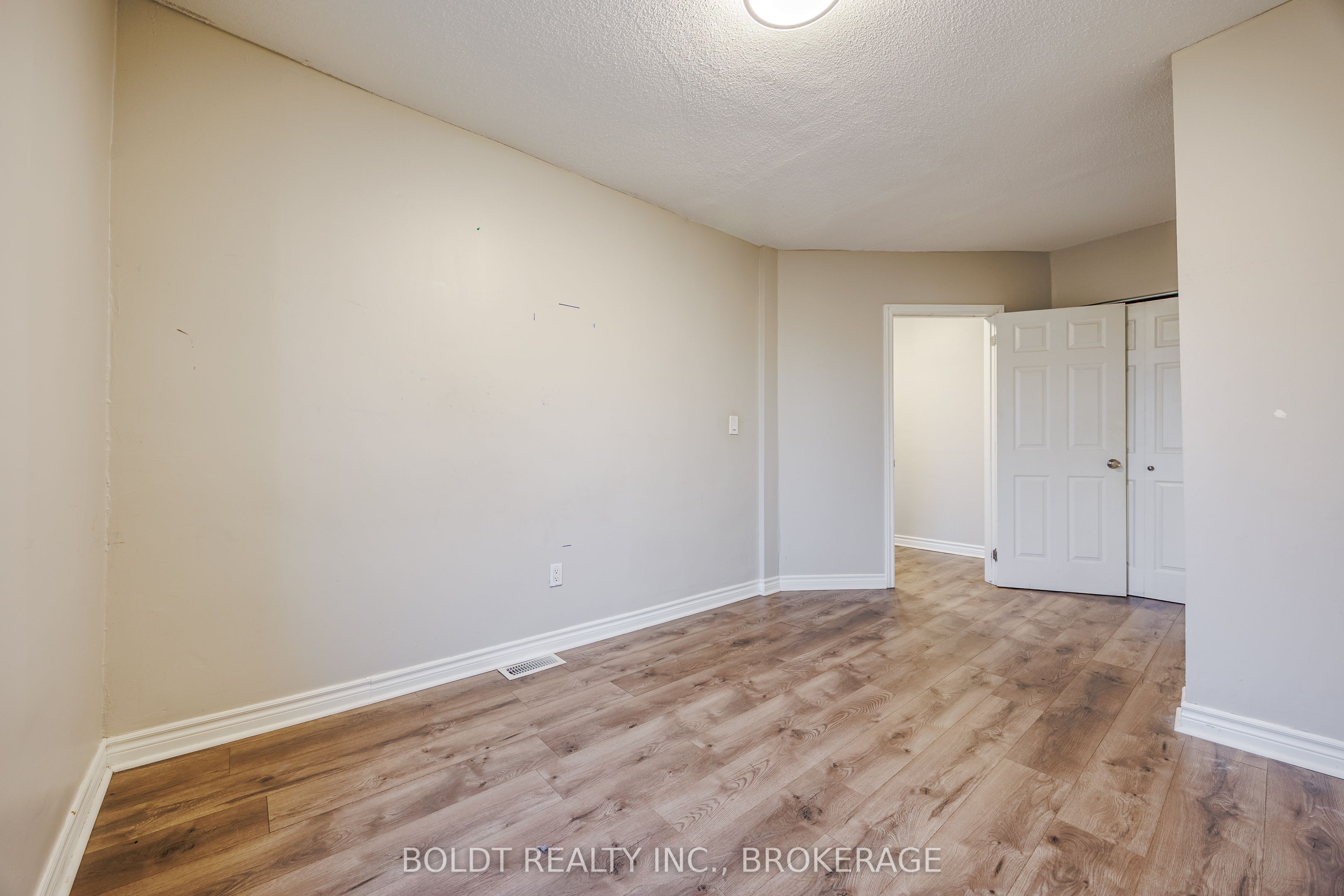 209 Rosslyn Avenue S Property Photo 25