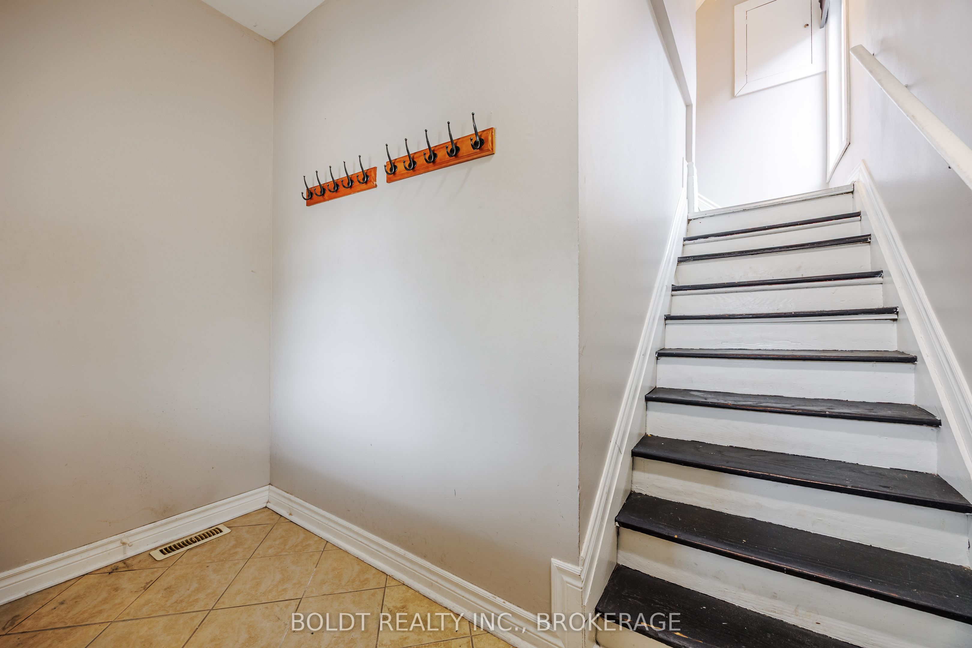 209 Rosslyn Avenue S Property Photo 26