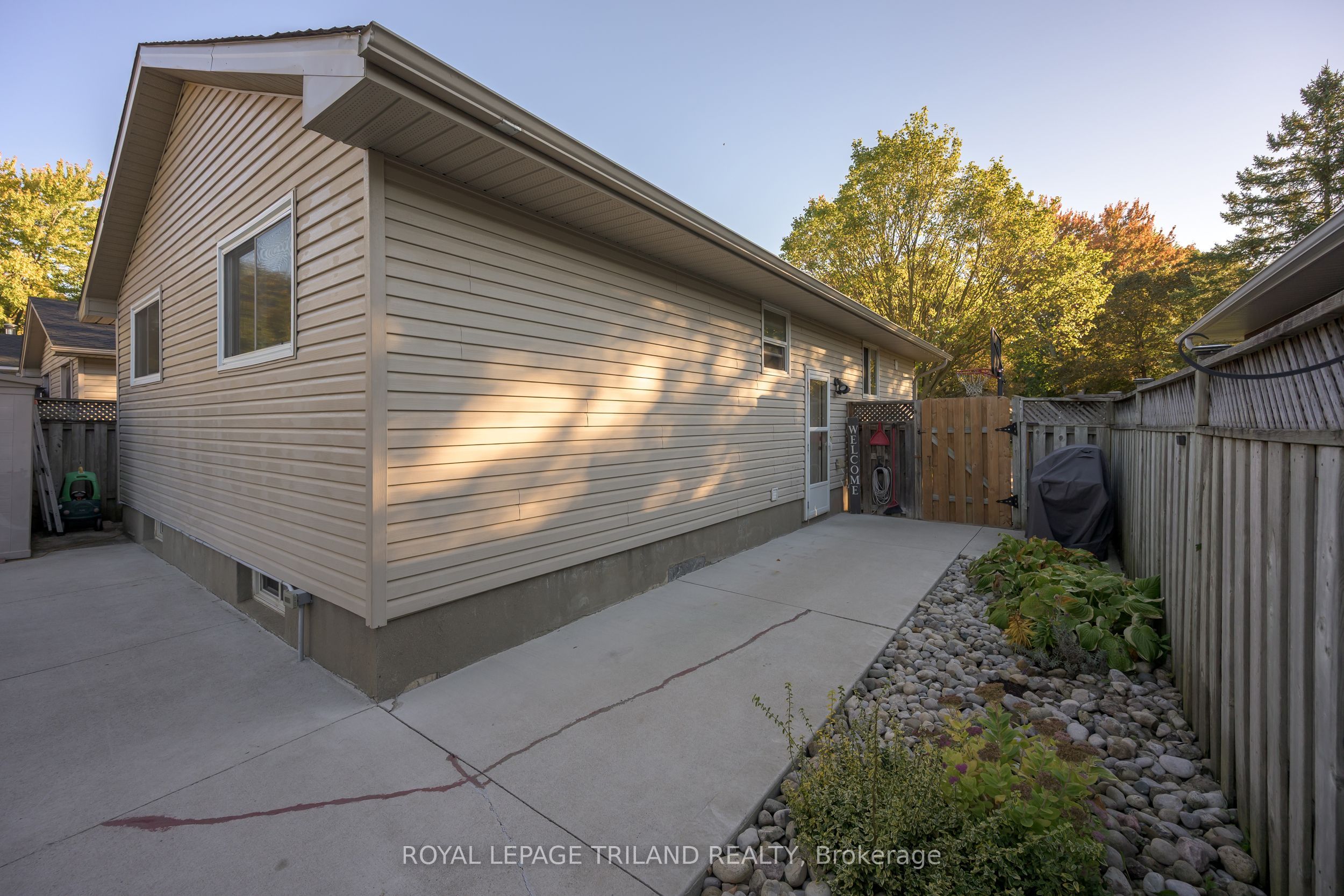 53 Stroud Crescent Property Photo 3