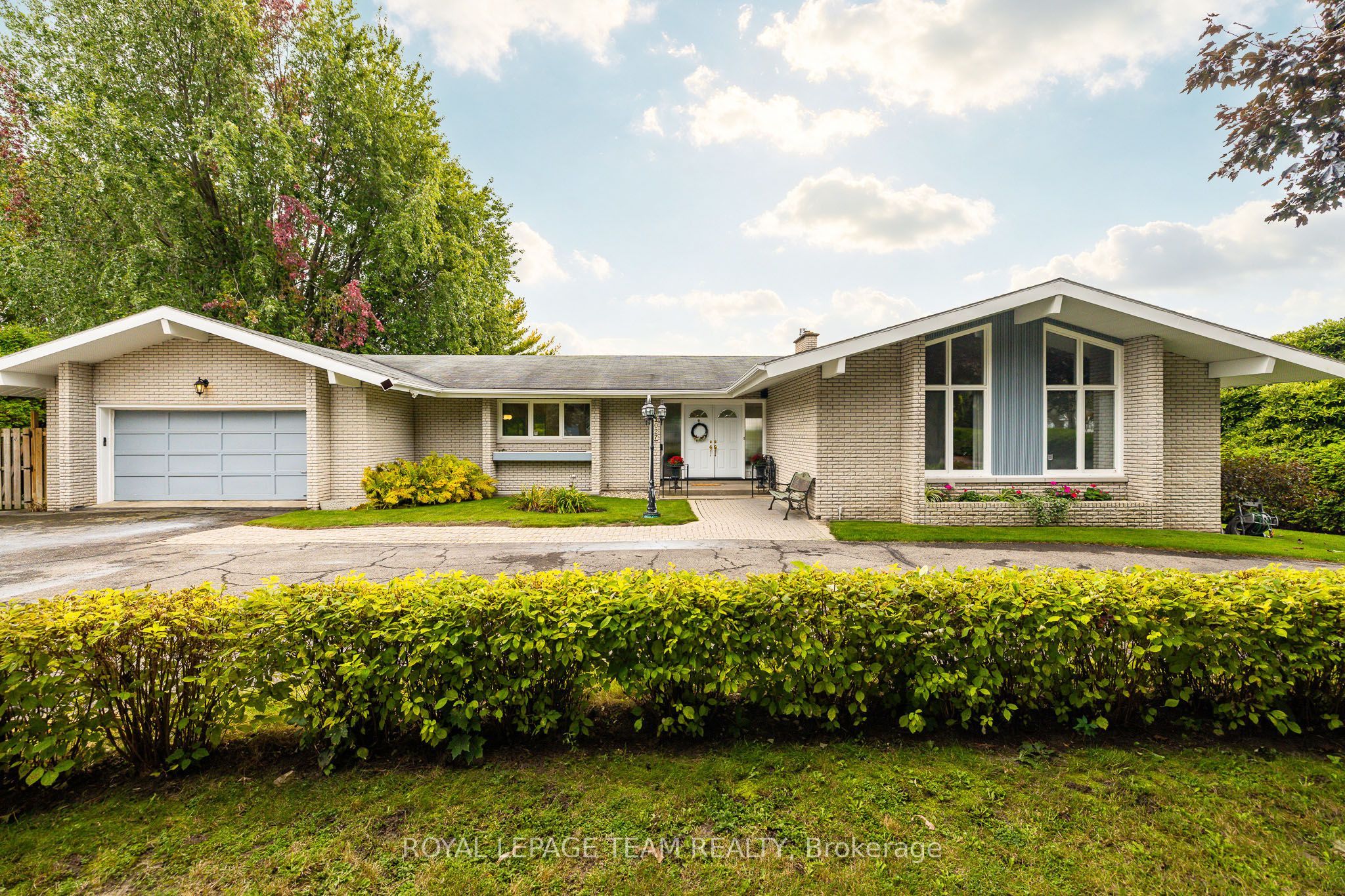 2027 Dundas Street Property Photo 1