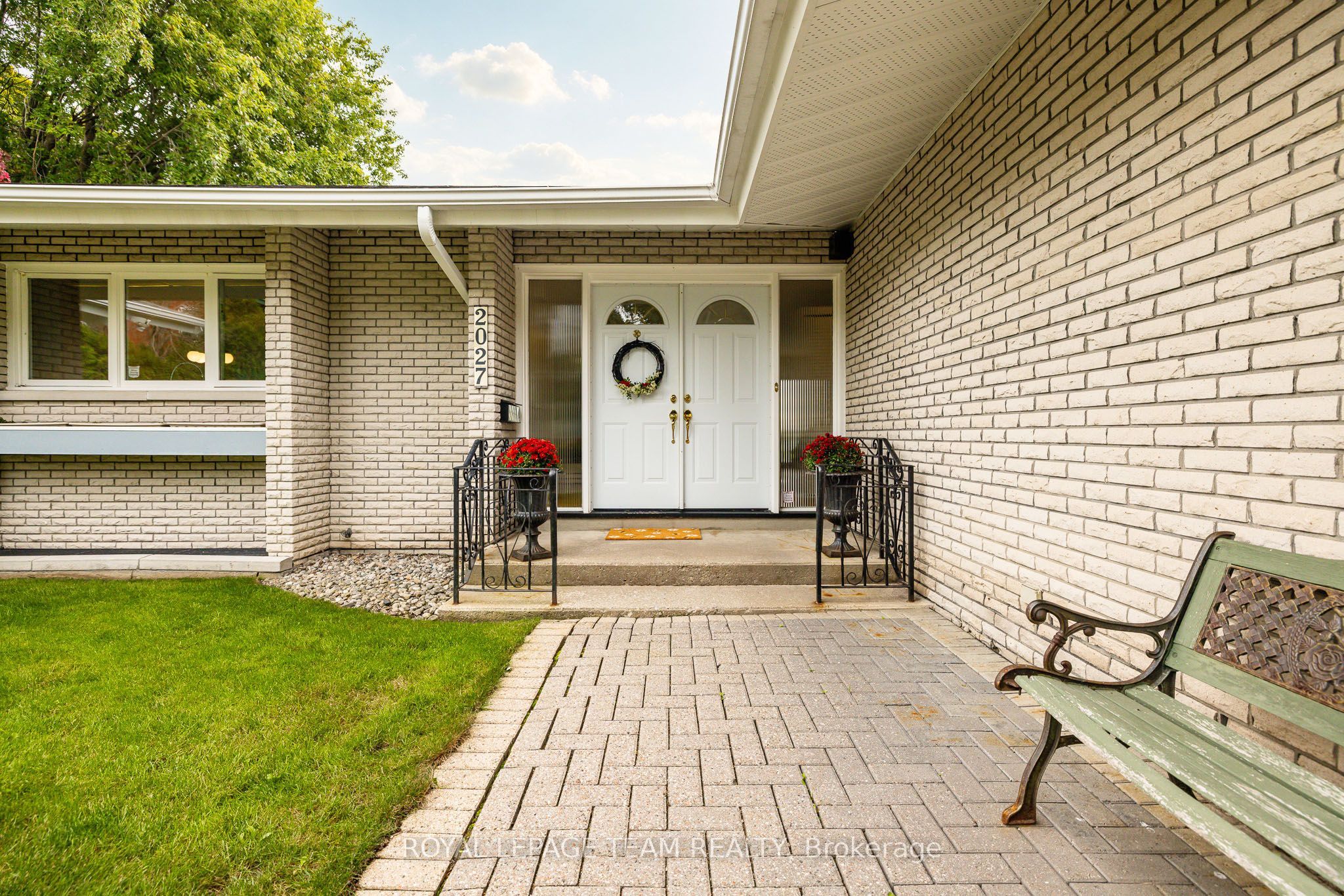 2027 Dundas Street Property Photo 4