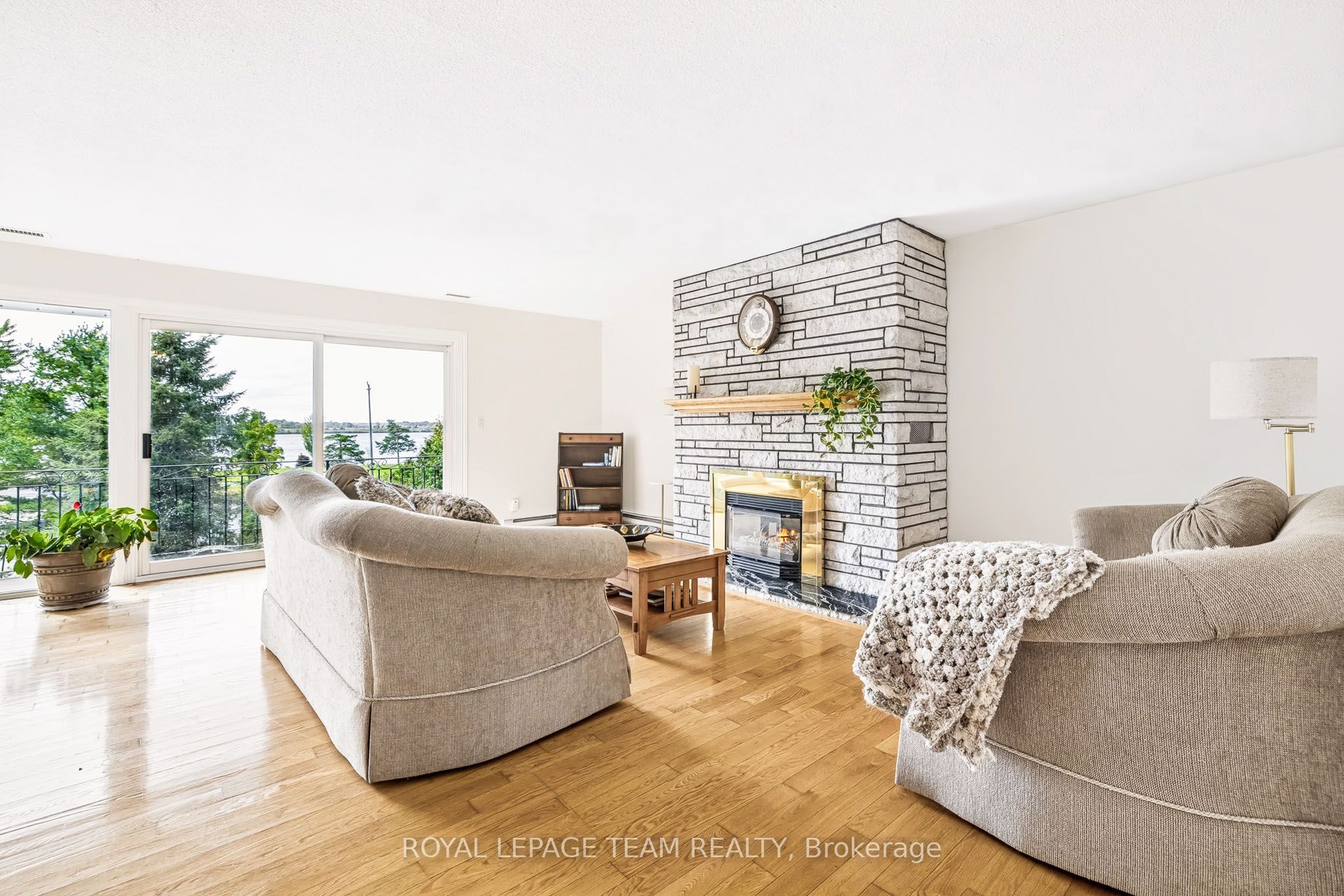 2027 Dundas Street Property Photo 5