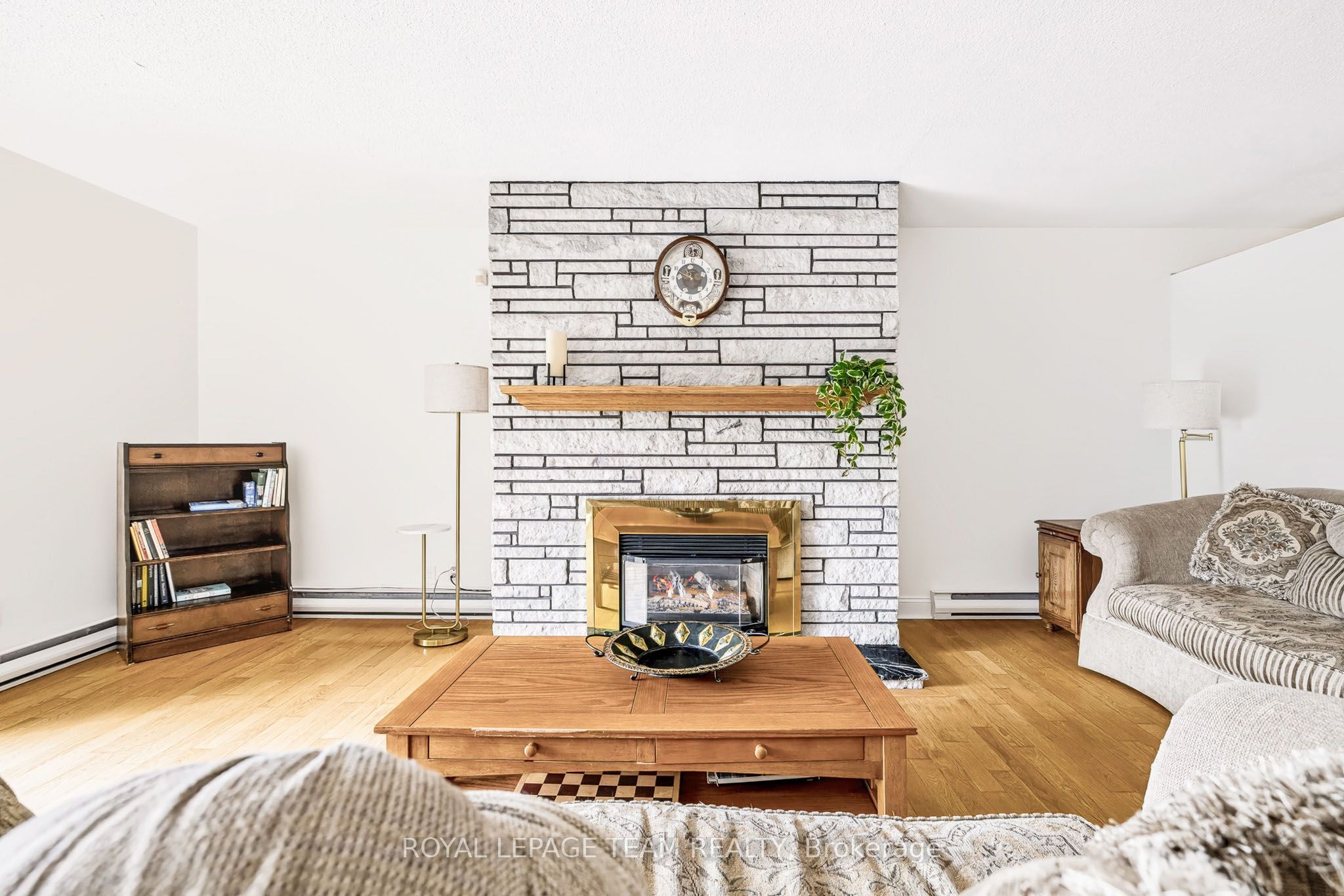 2027 Dundas Street Property Photo 6