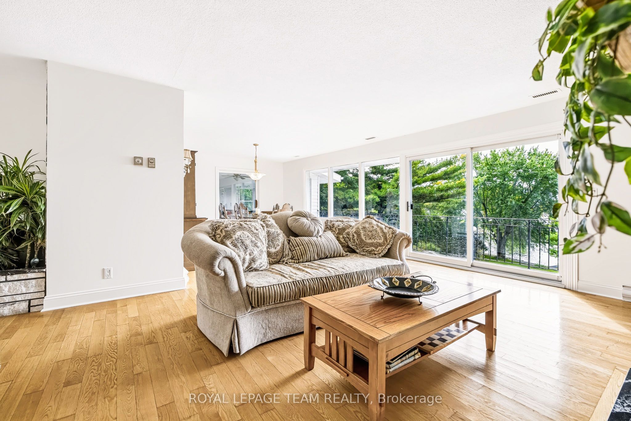 2027 Dundas Street Property Photo 7