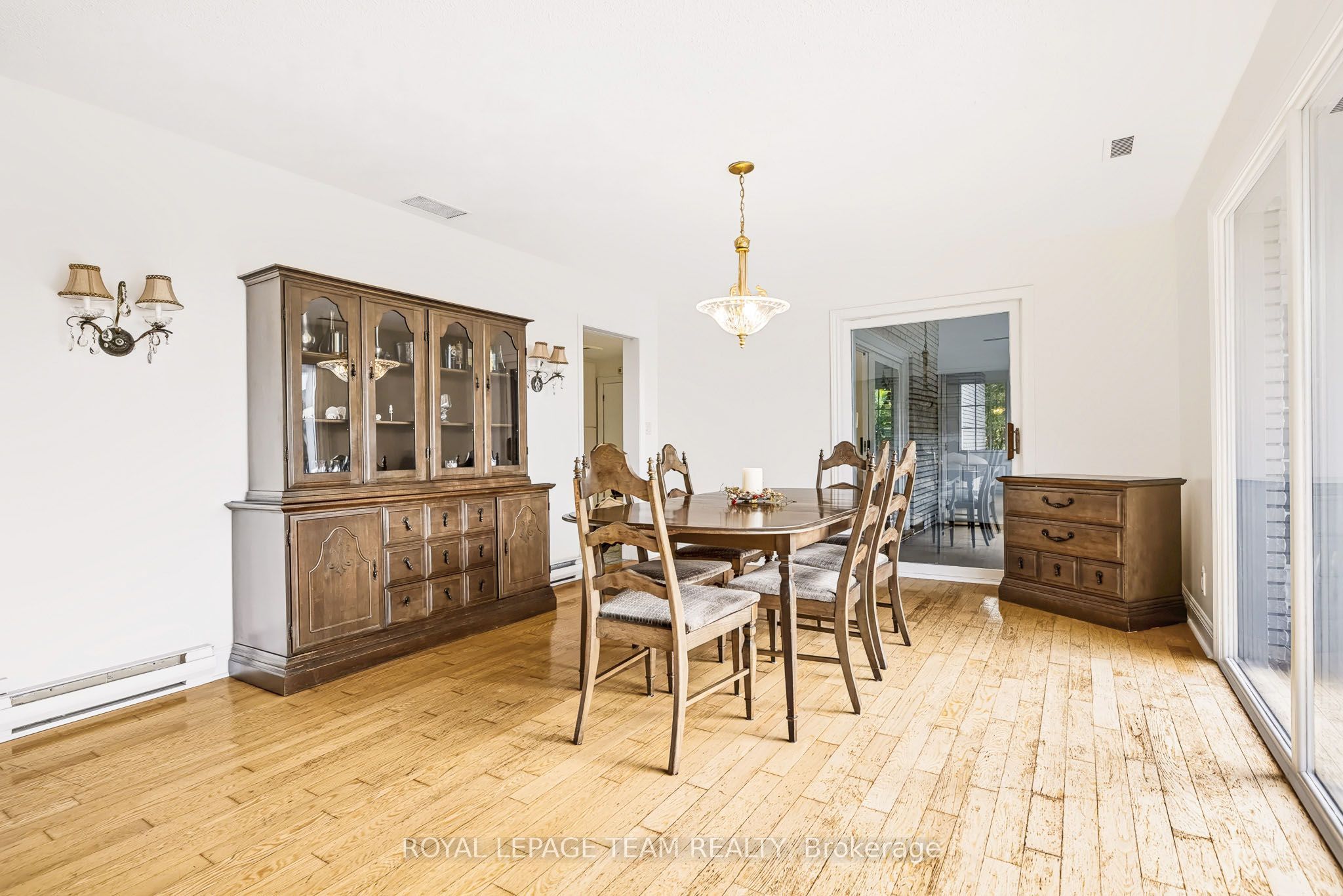 2027 Dundas Street Property Photo 8