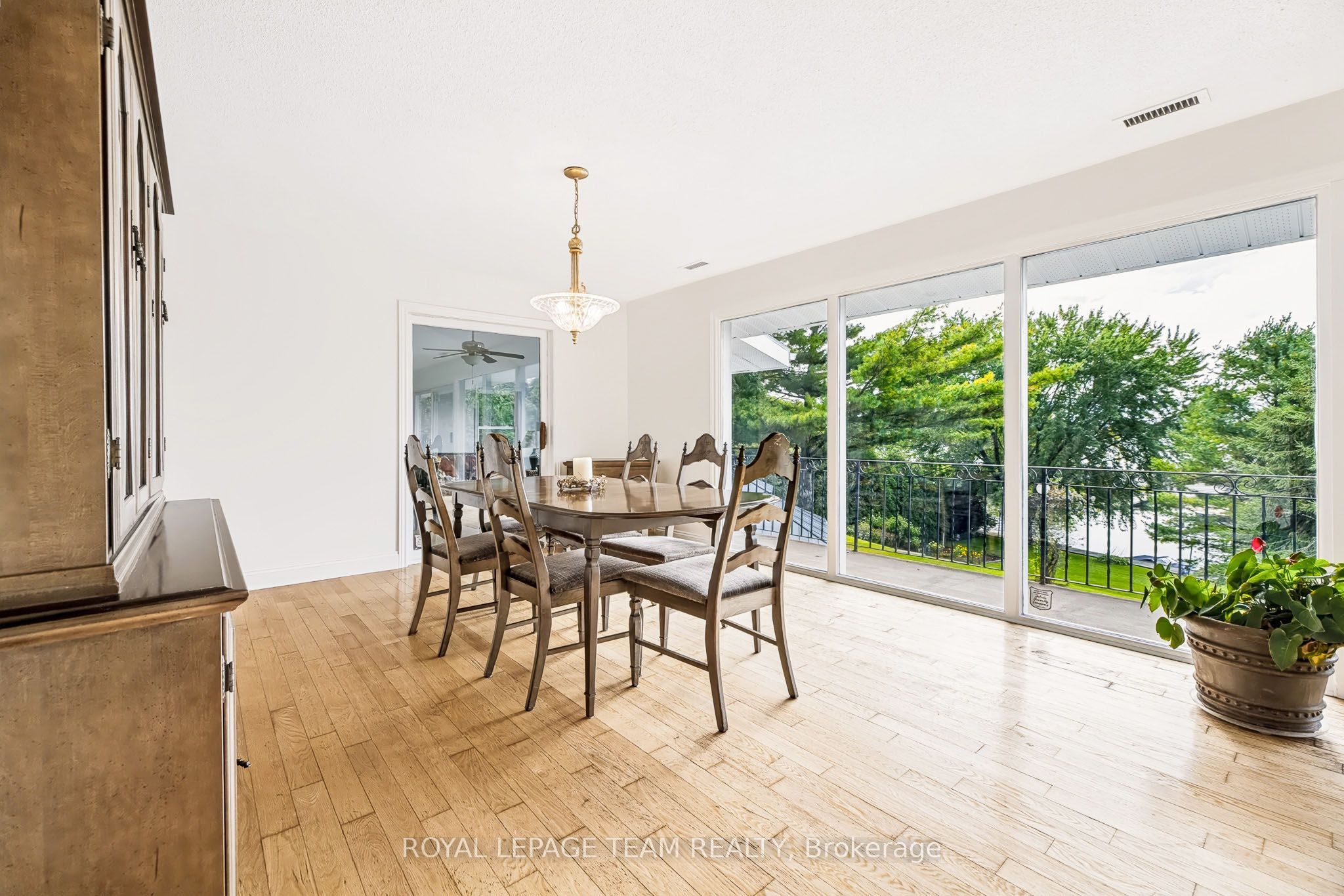 2027 Dundas Street Property Photo 9