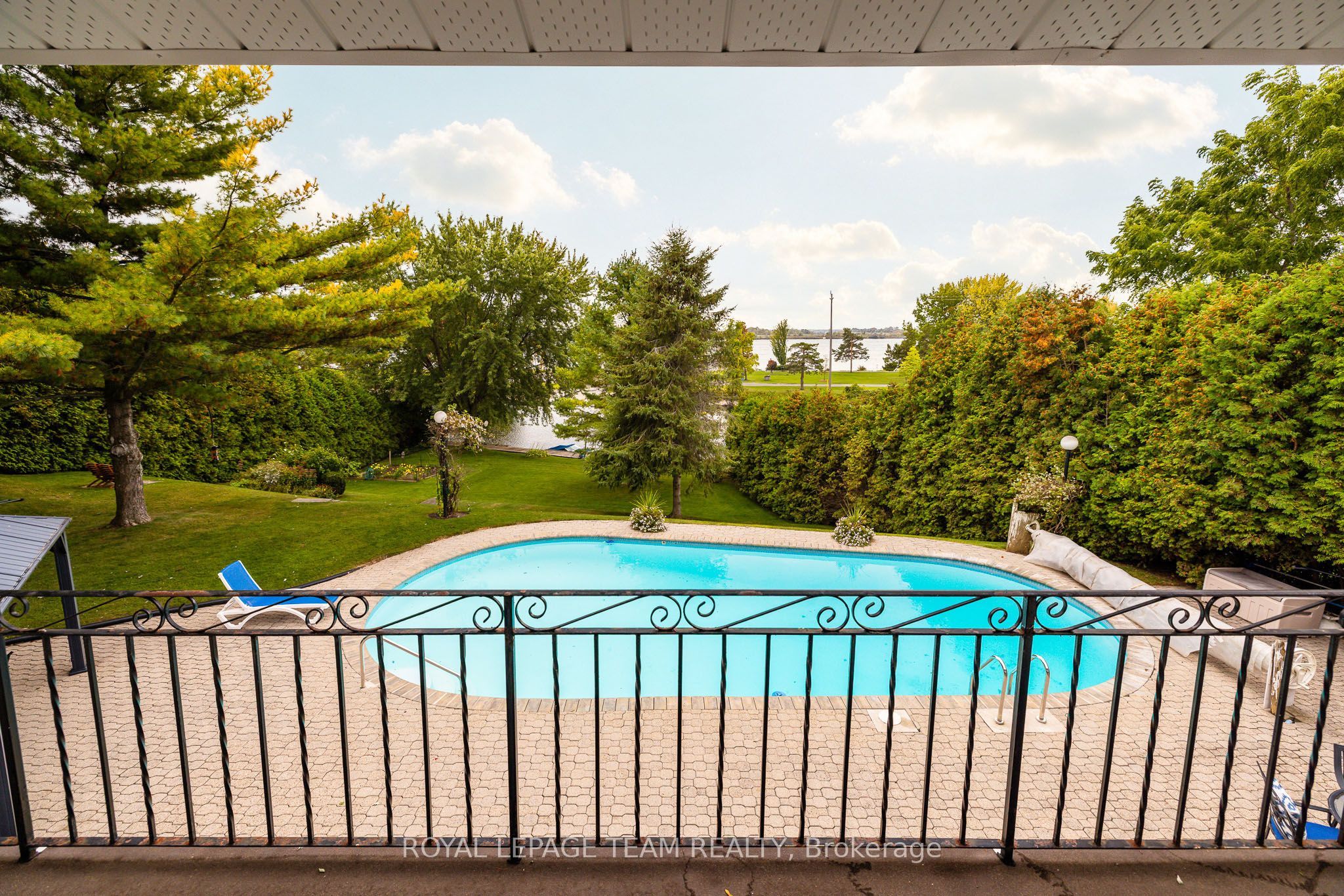 2027 Dundas Street Property Photo 10