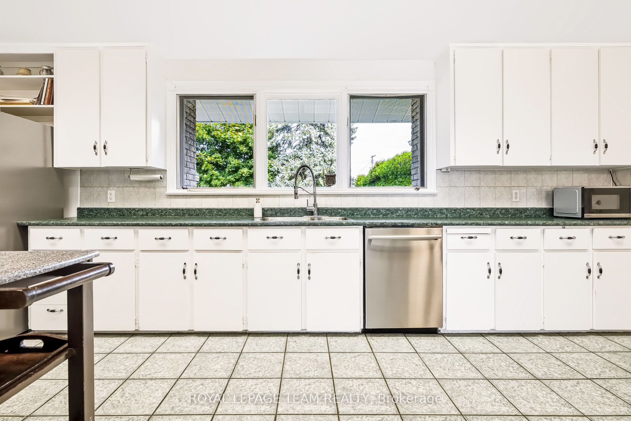 2027 Dundas Street Property Photo 11