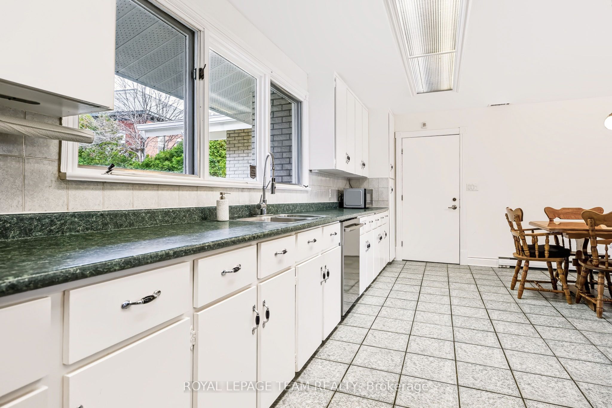 2027 Dundas Street Property Photo 12