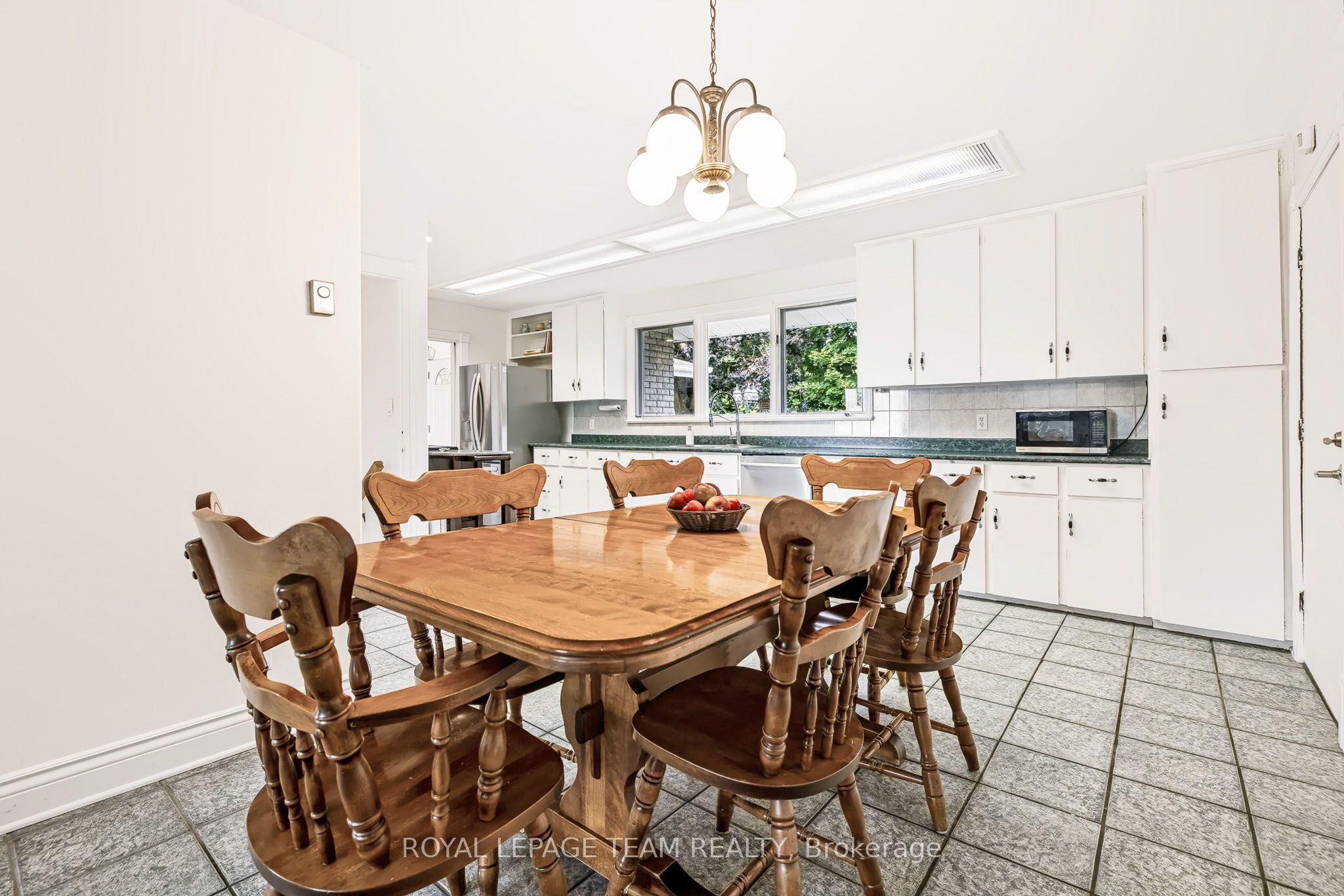 2027 Dundas Street Property Photo 13