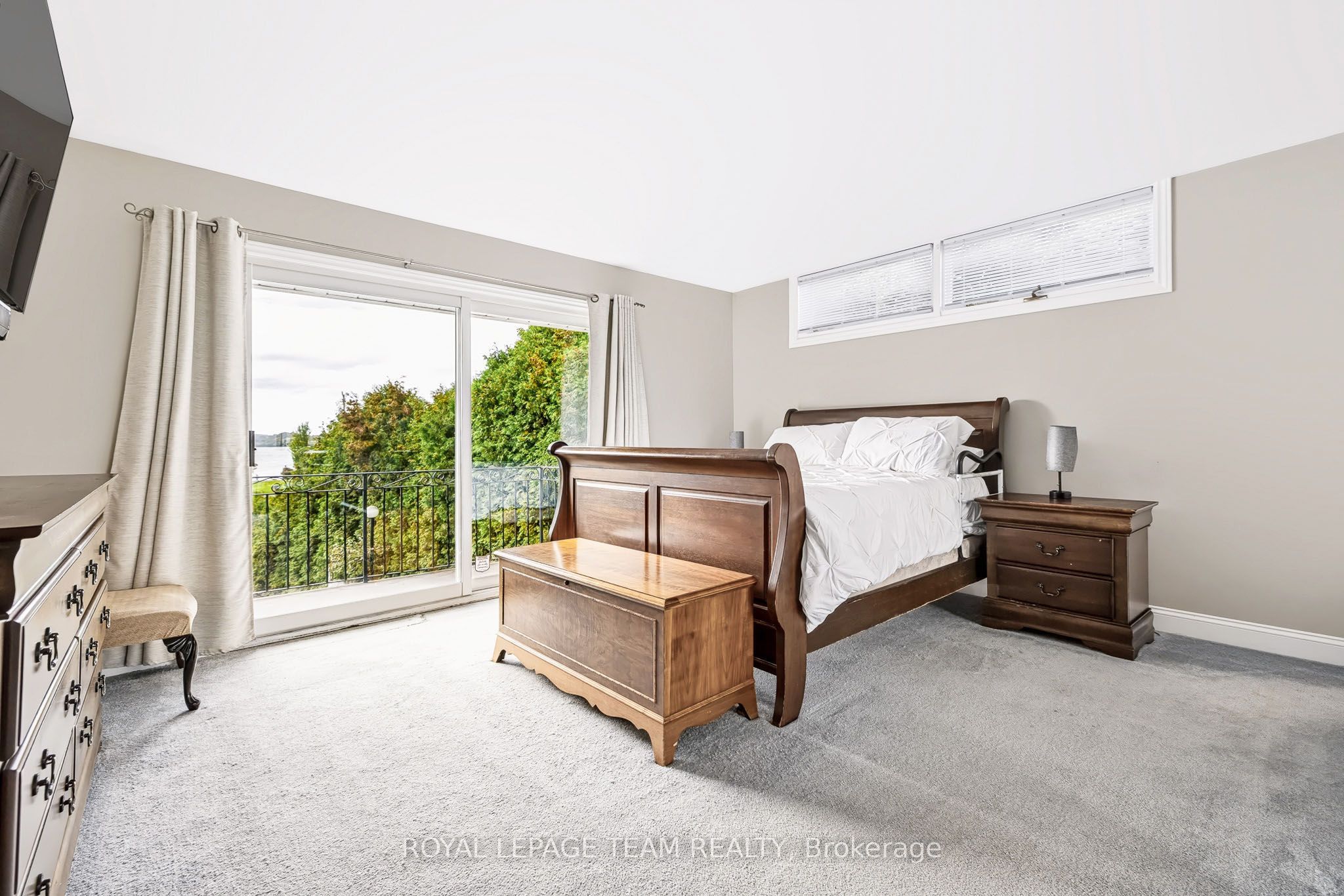 2027 Dundas Street Property Photo 15