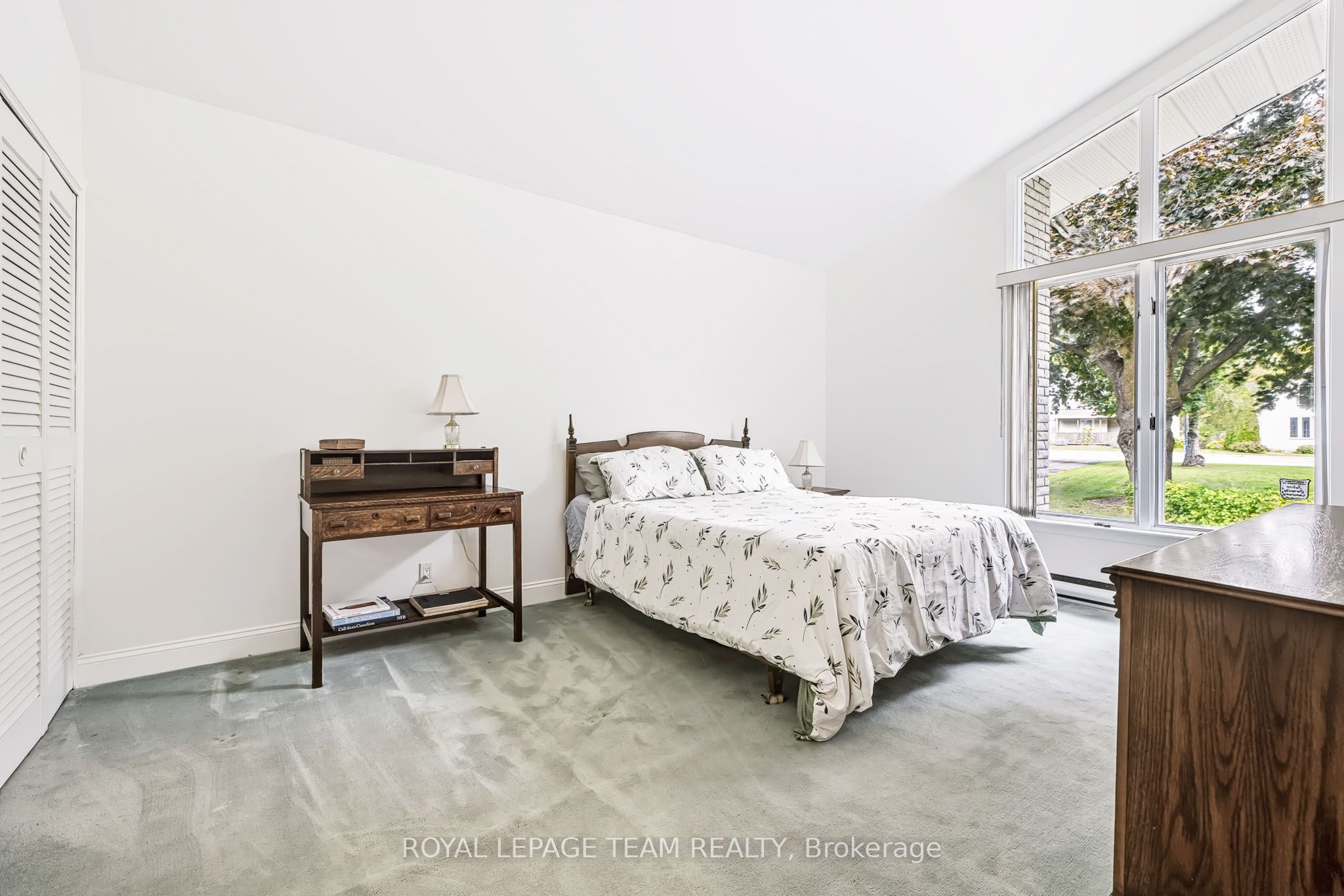 2027 Dundas Street Property Photo 18