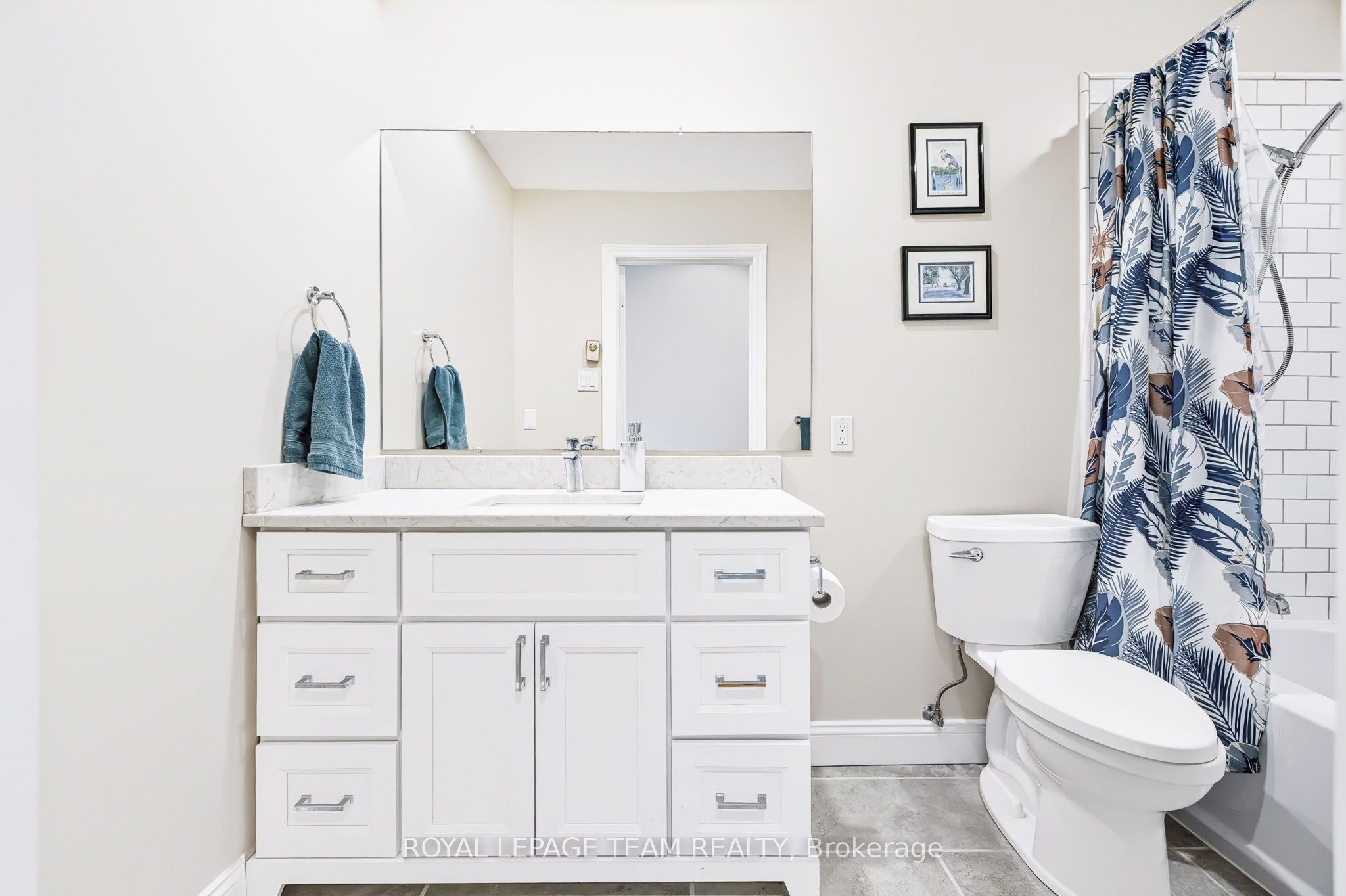 2027 Dundas Street Property Photo 19