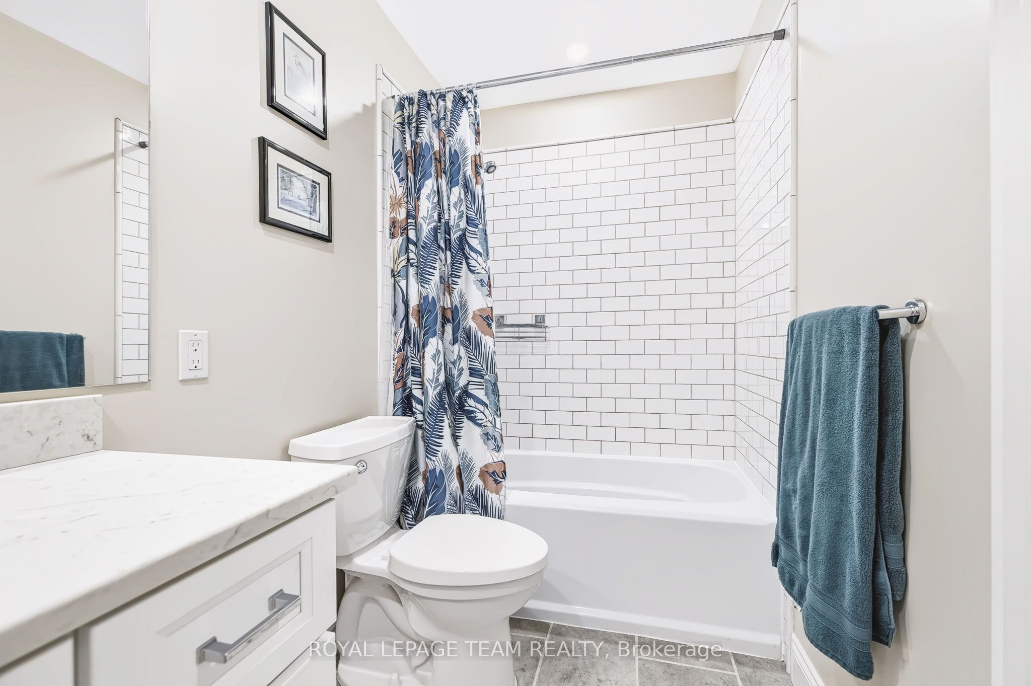 2027 Dundas Street Property Photo 20