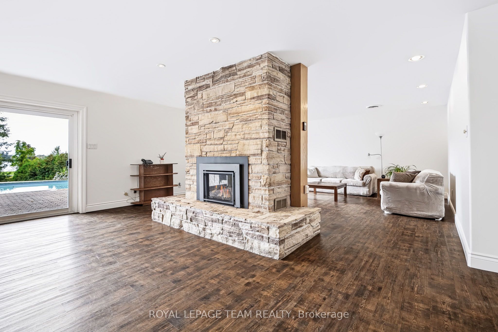 2027 Dundas Street Property Photo 22