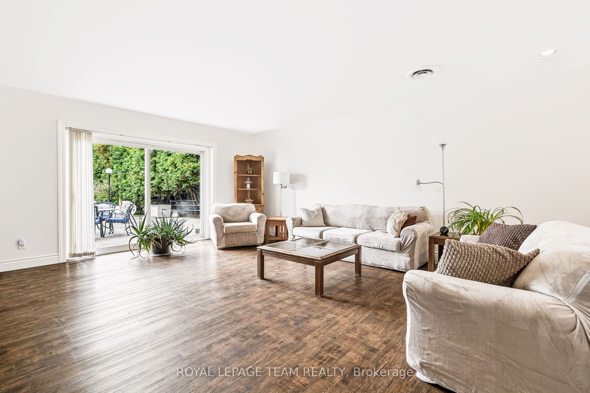 2027 Dundas Street Property Photo 23