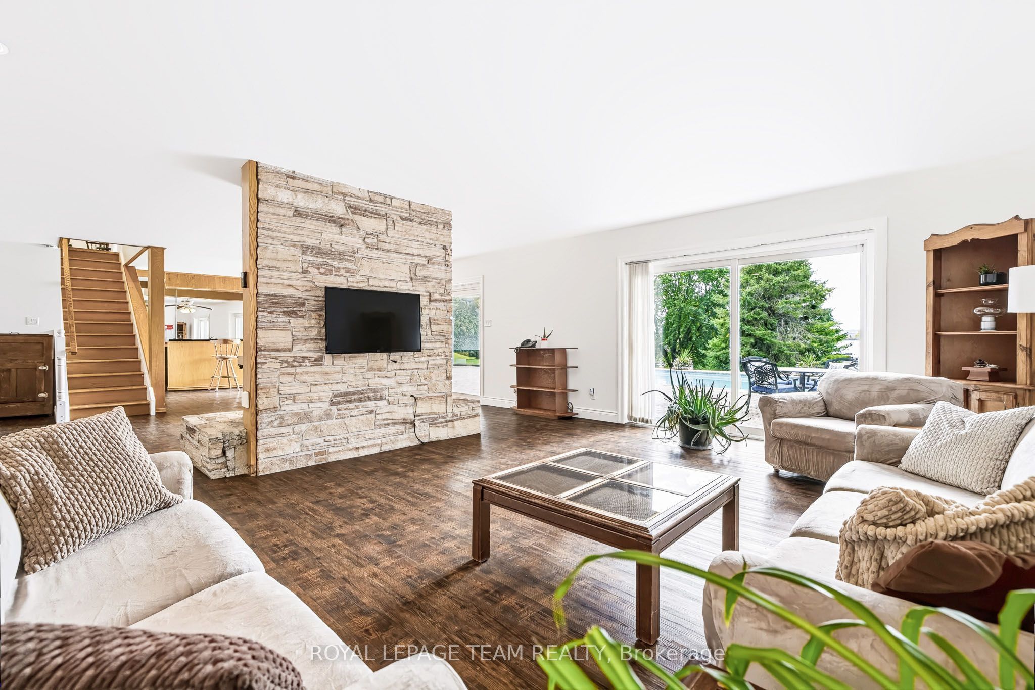 2027 Dundas Street Property Photo 24