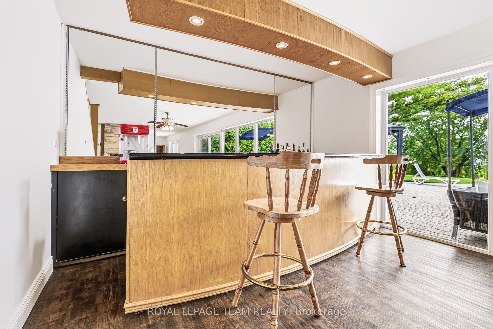 2027 Dundas Street Property Photo 28