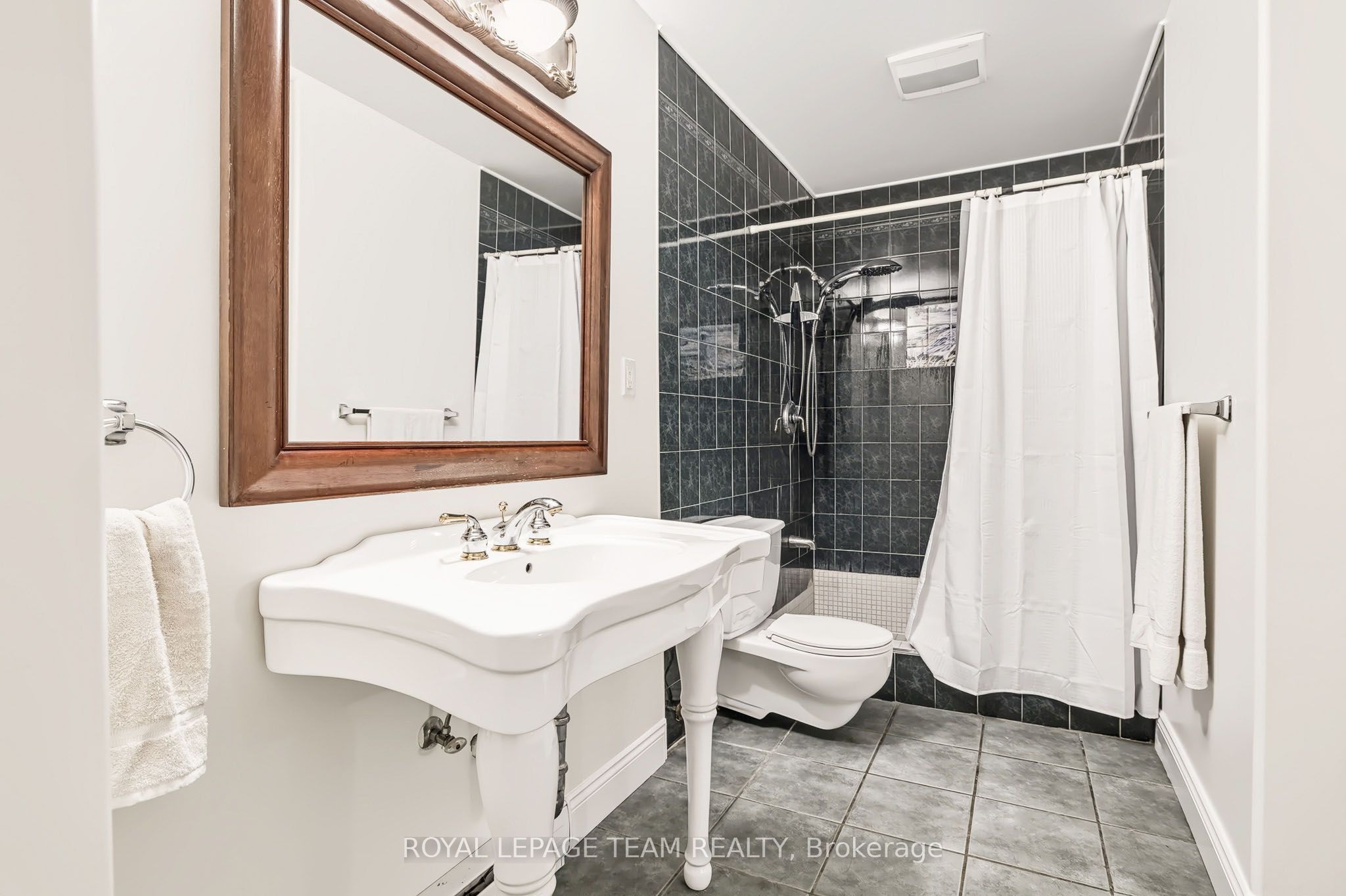 2027 Dundas Street Property Photo 29