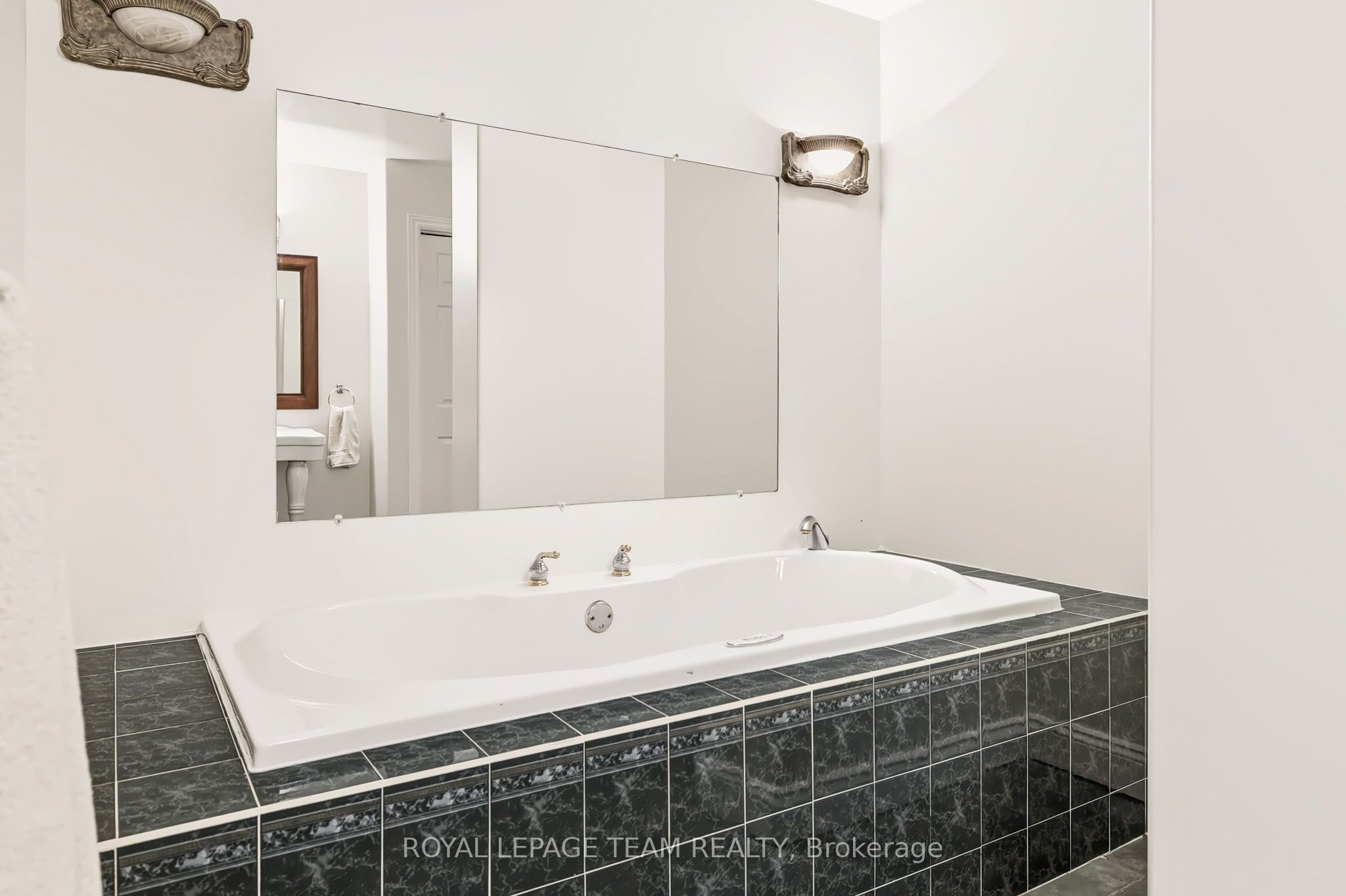 2027 Dundas Street Property Photo 30