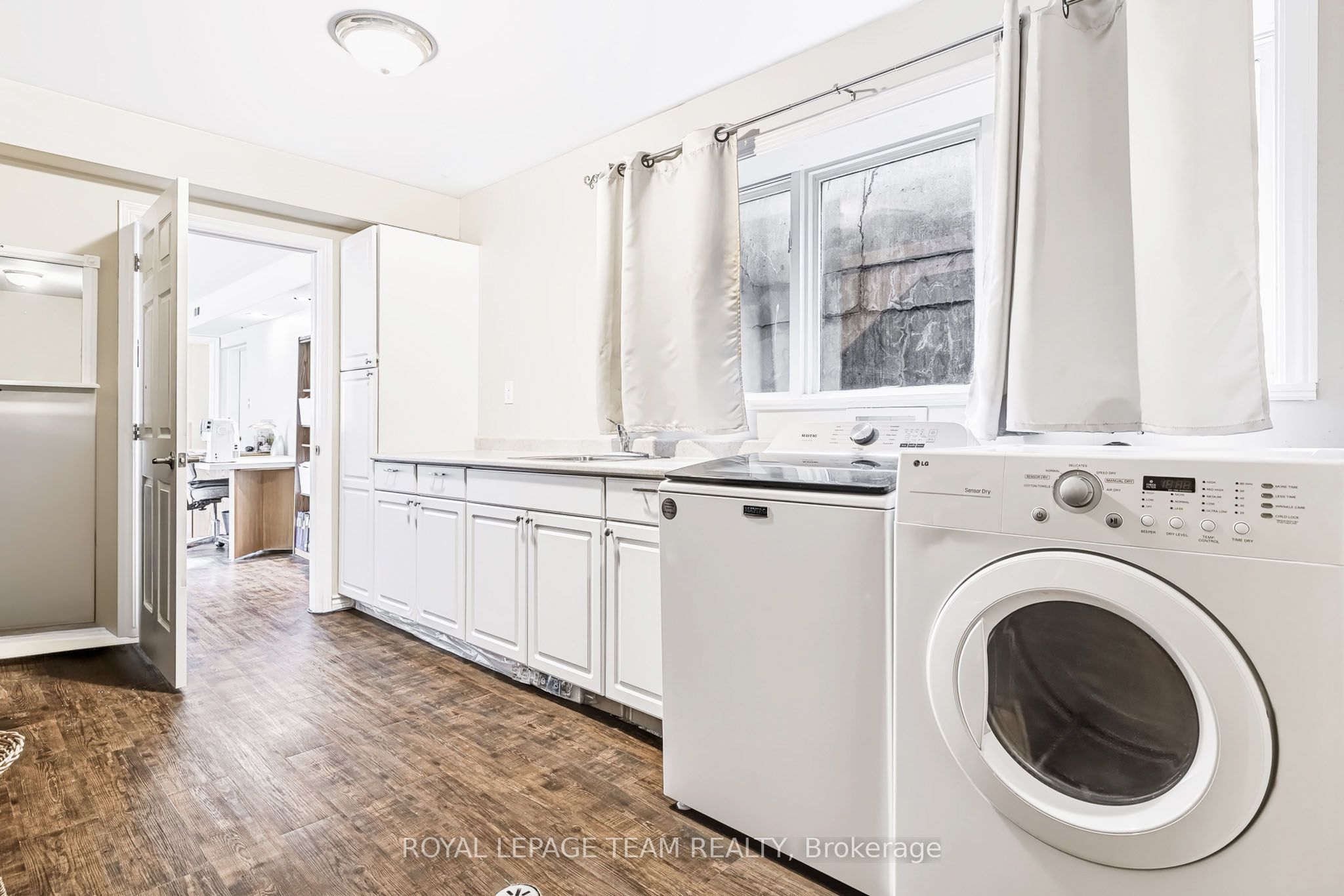 2027 Dundas Street Property Photo 31