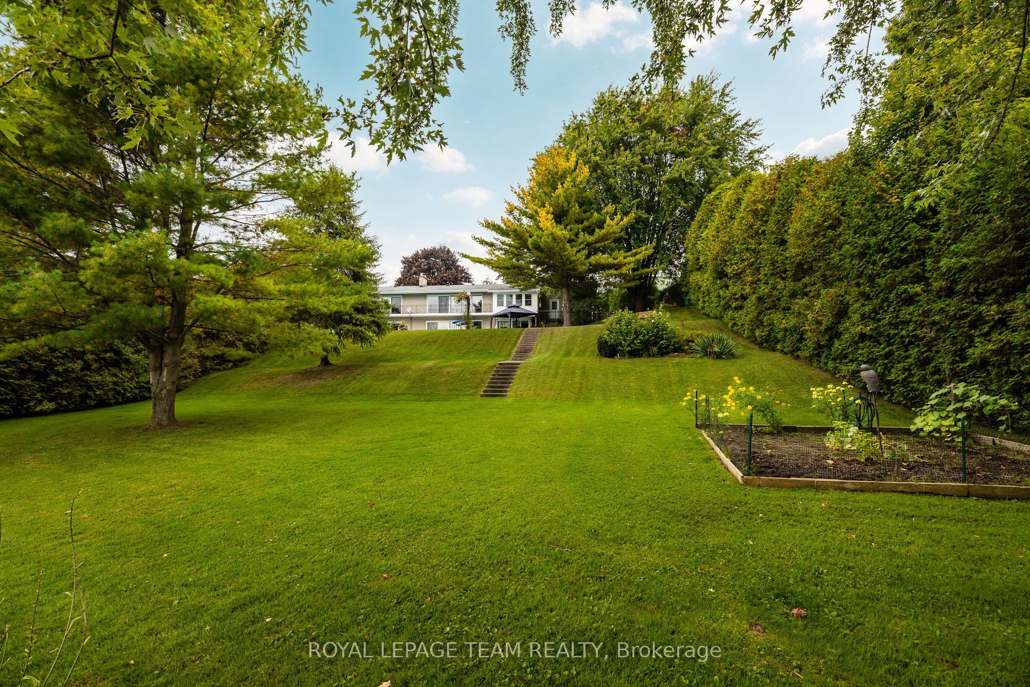 2027 Dundas Street Property Photo 33