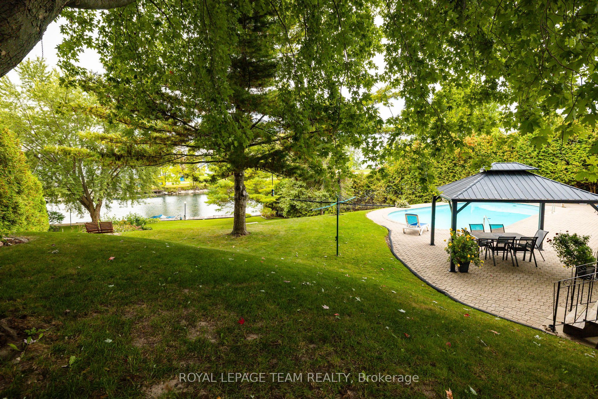 2027 Dundas Street Property Photo 35