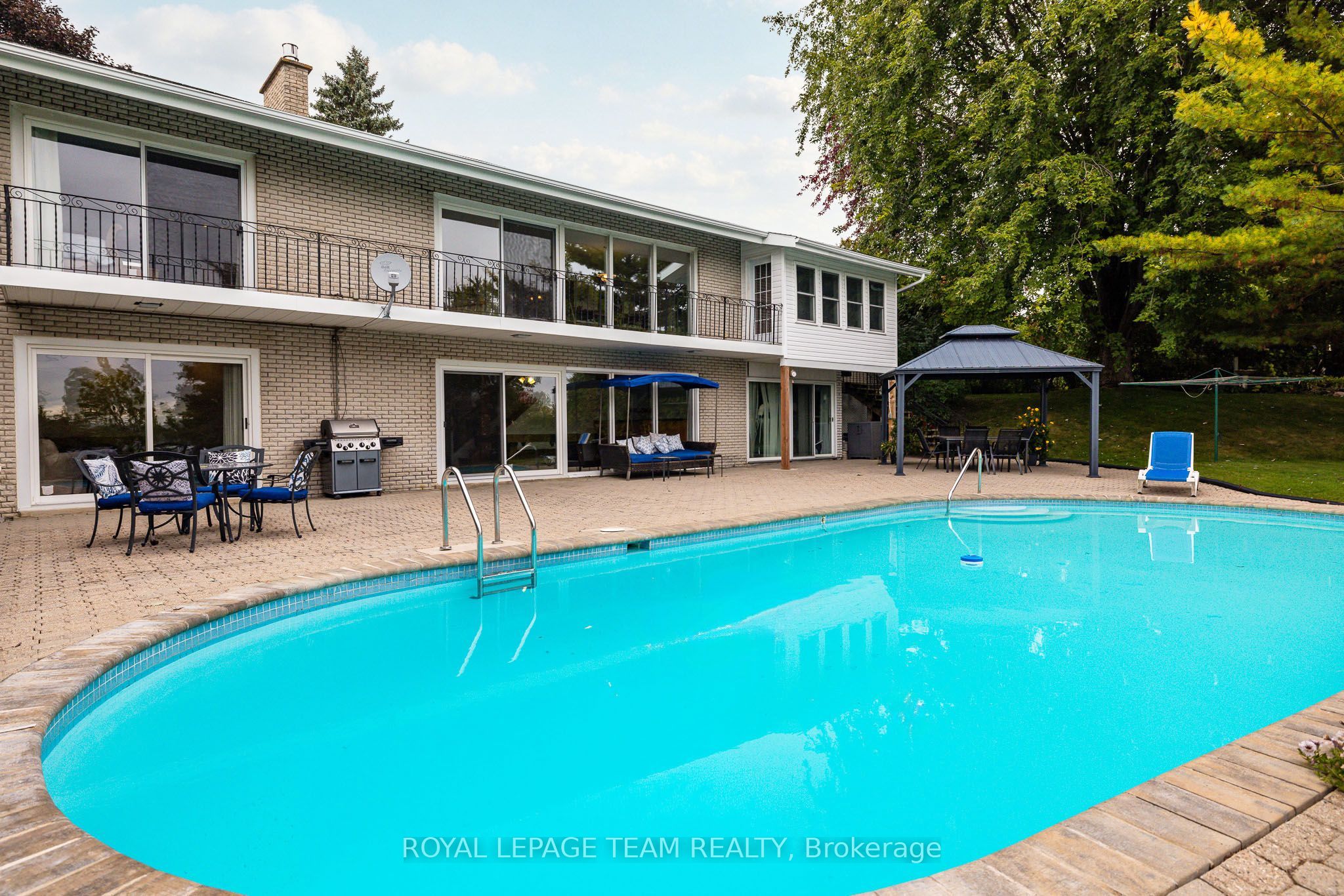 2027 Dundas Street Property Photo 44