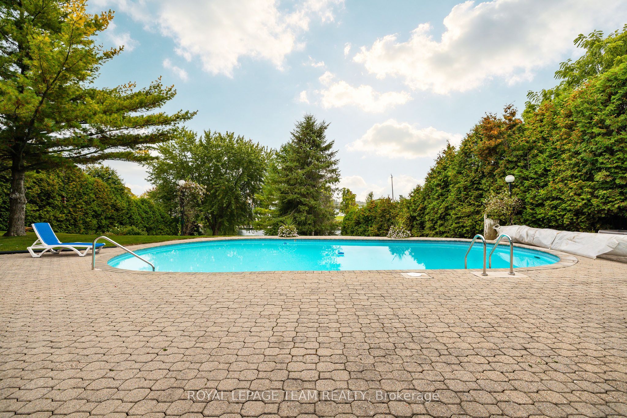 2027 Dundas Street Property Photo 45