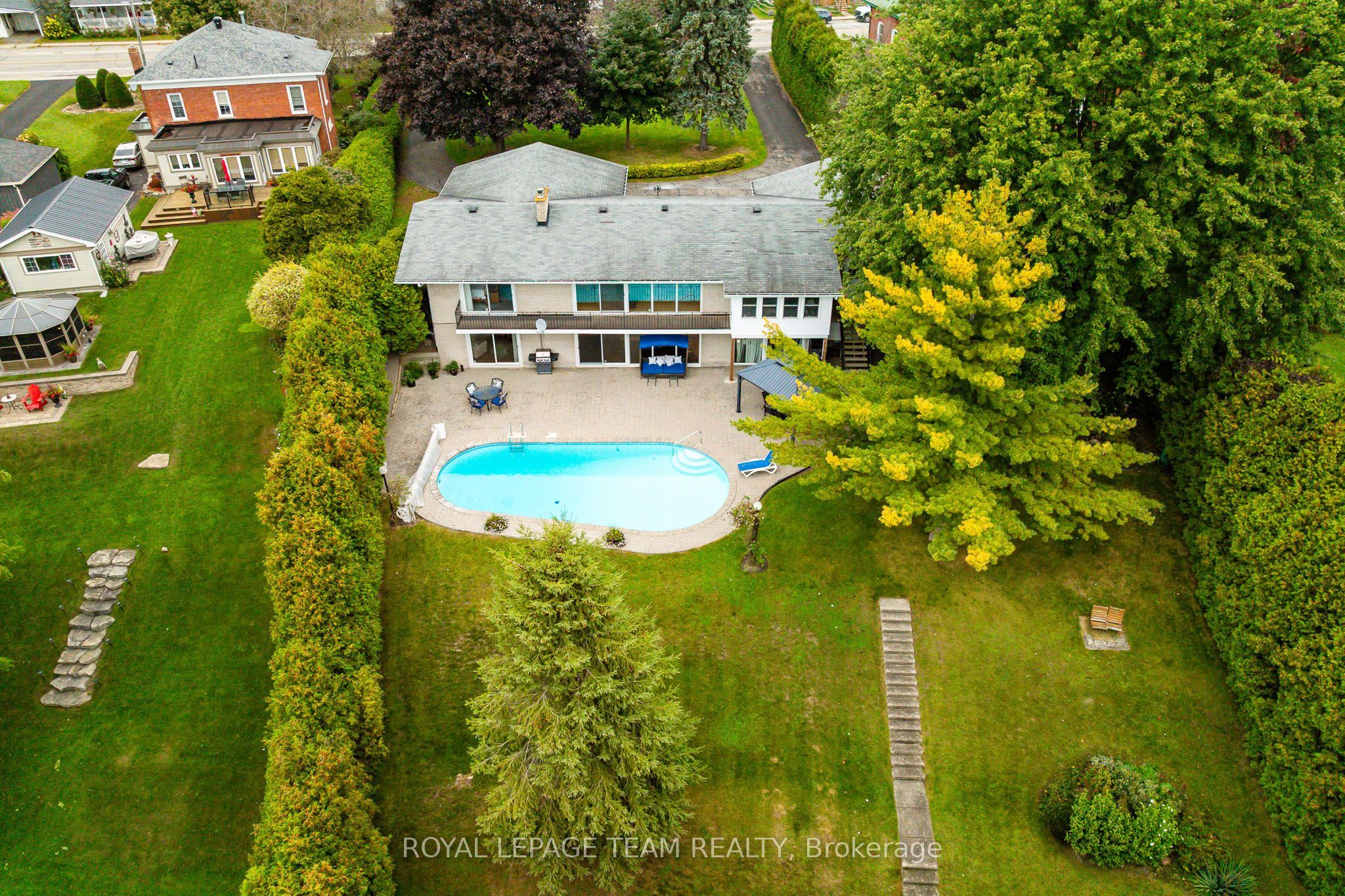 2027 Dundas Street Property Photo 46