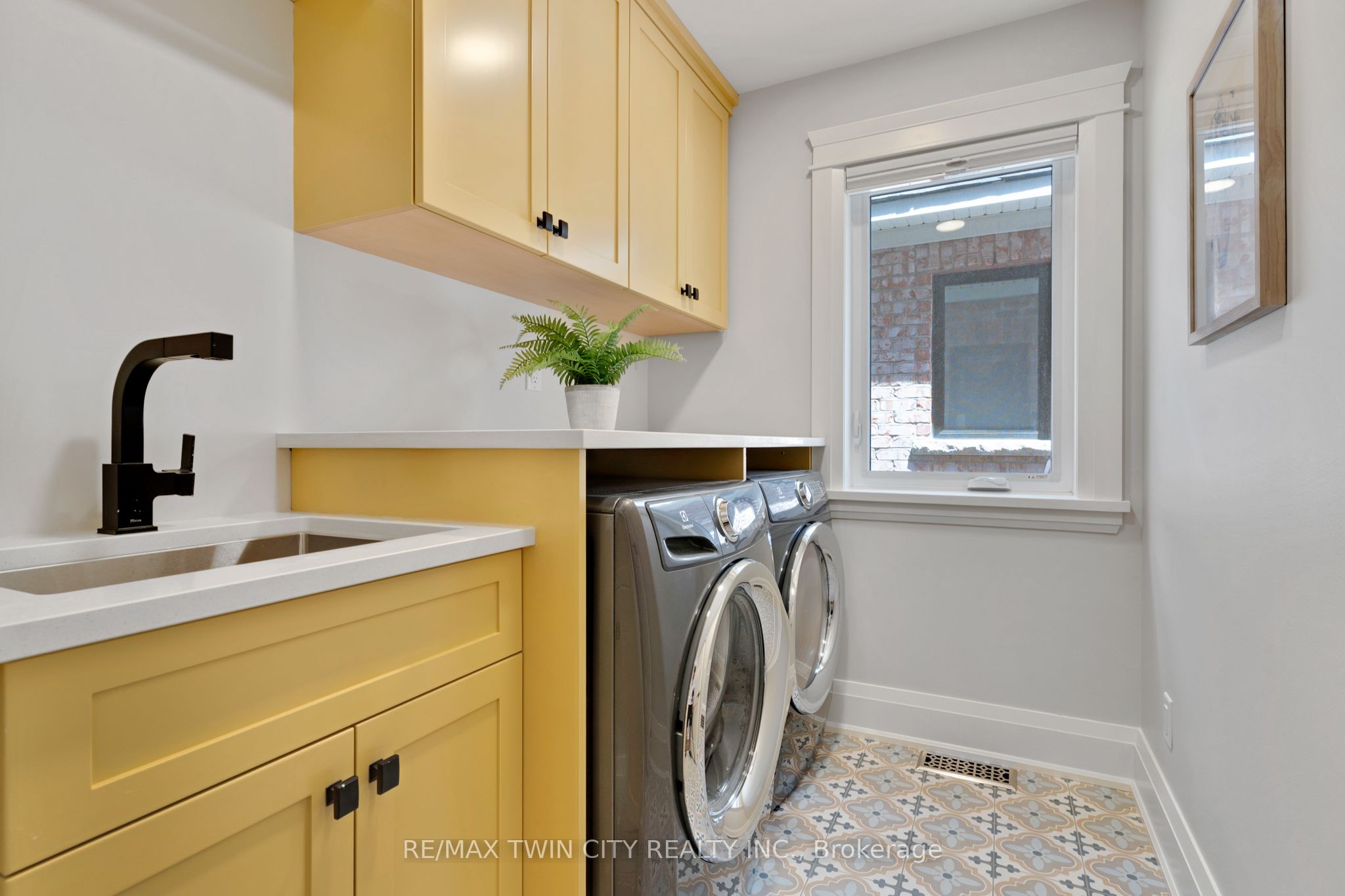 12 George Street Property Photo 20