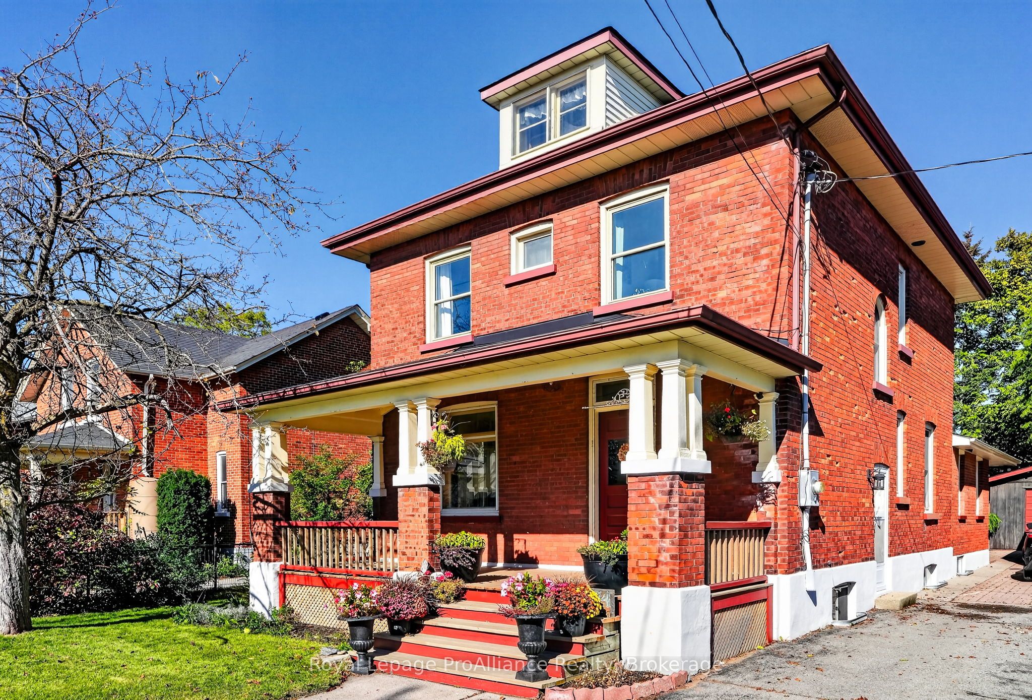 174 University Avenue W Property Photo 1