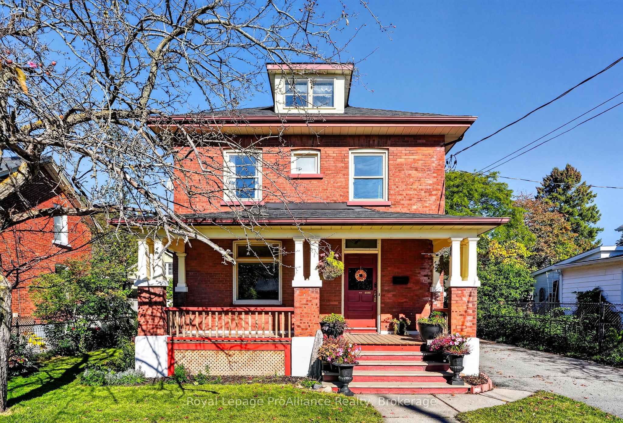174 University Avenue W Property Photo 4