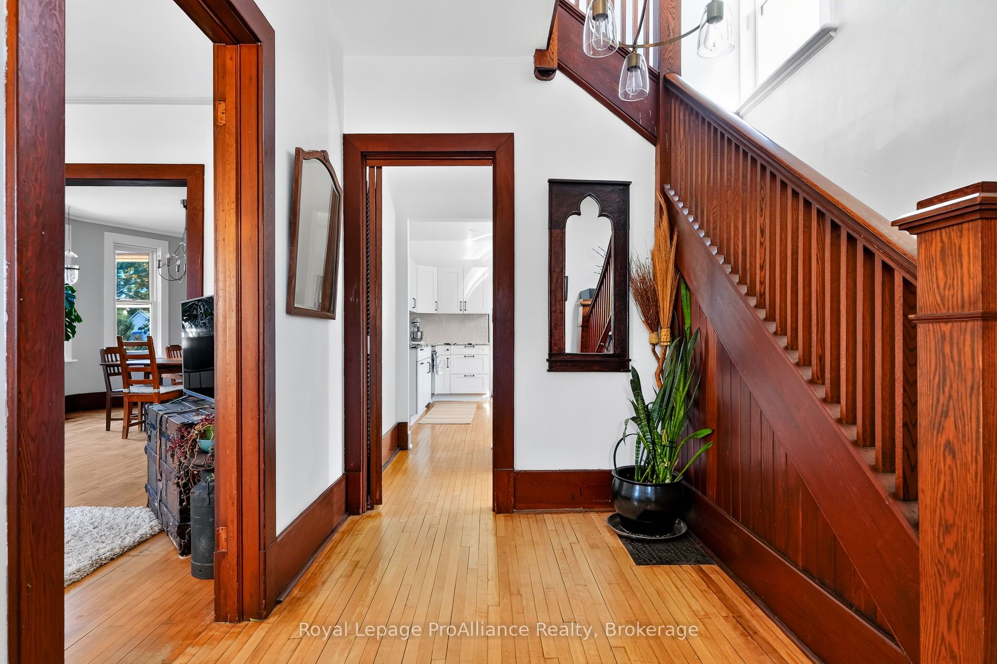 174 University Avenue W Property Photo 5