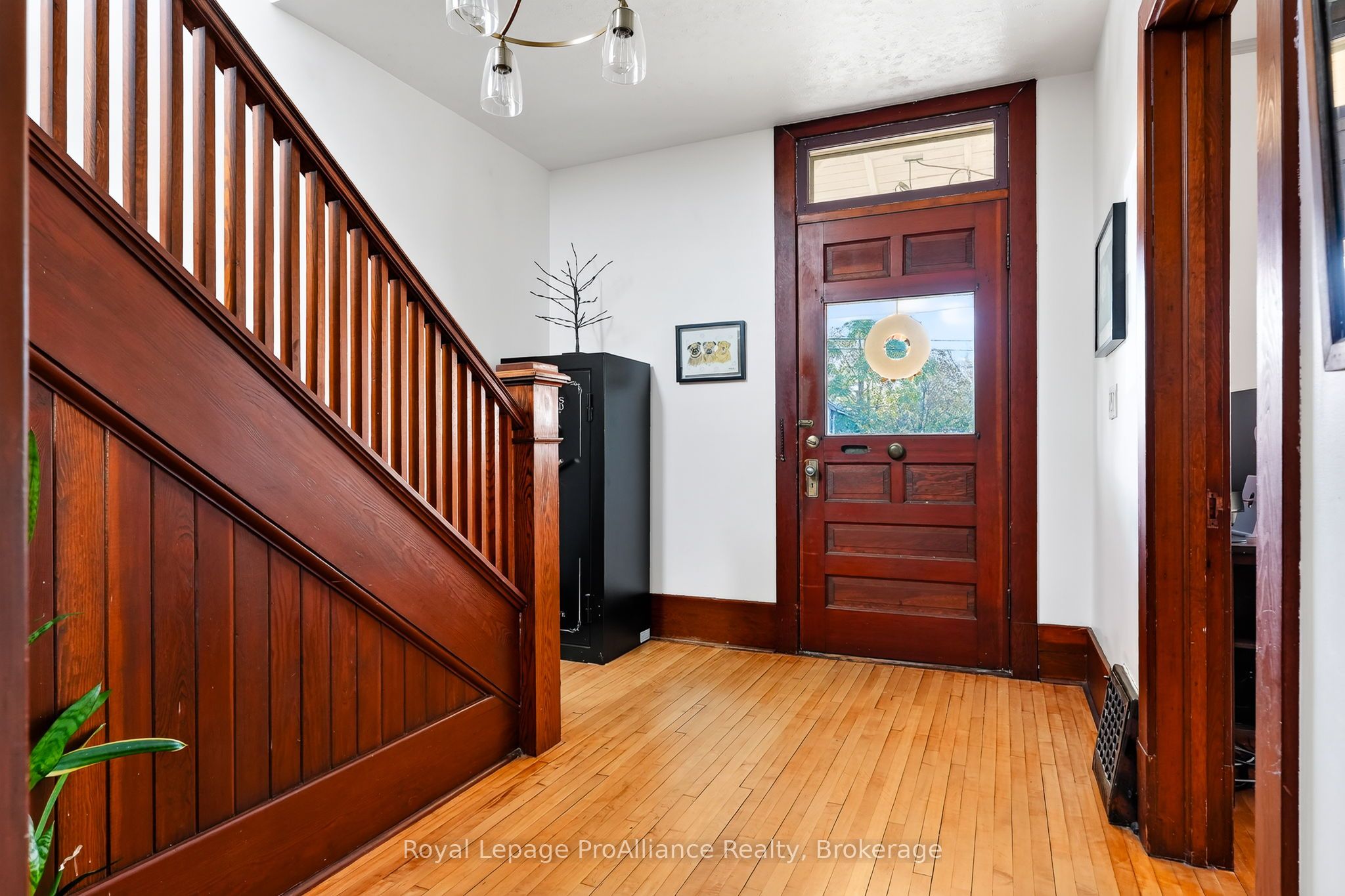 174 University Avenue W Property Photo 6