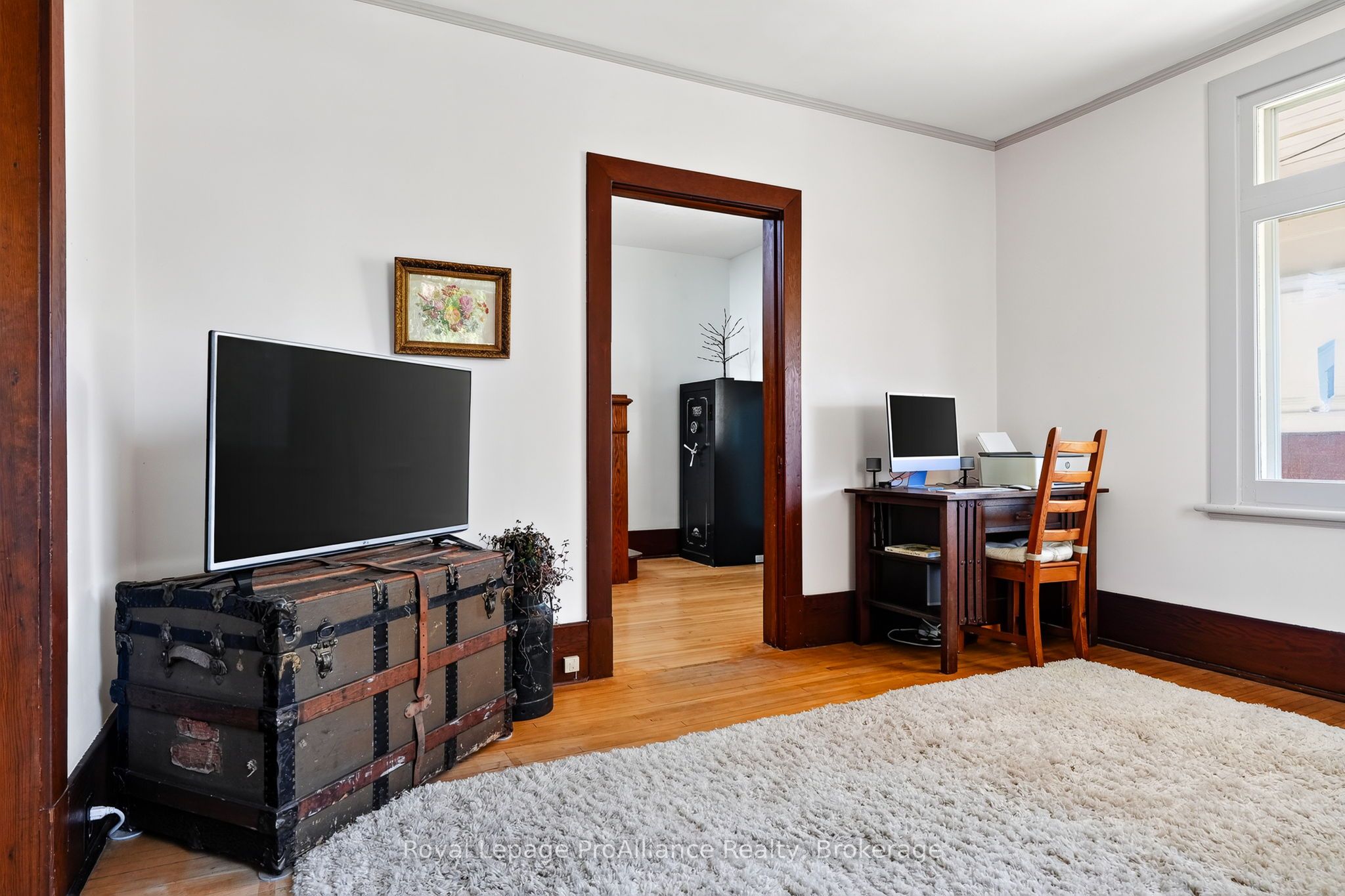 174 University Avenue W Property Photo 8