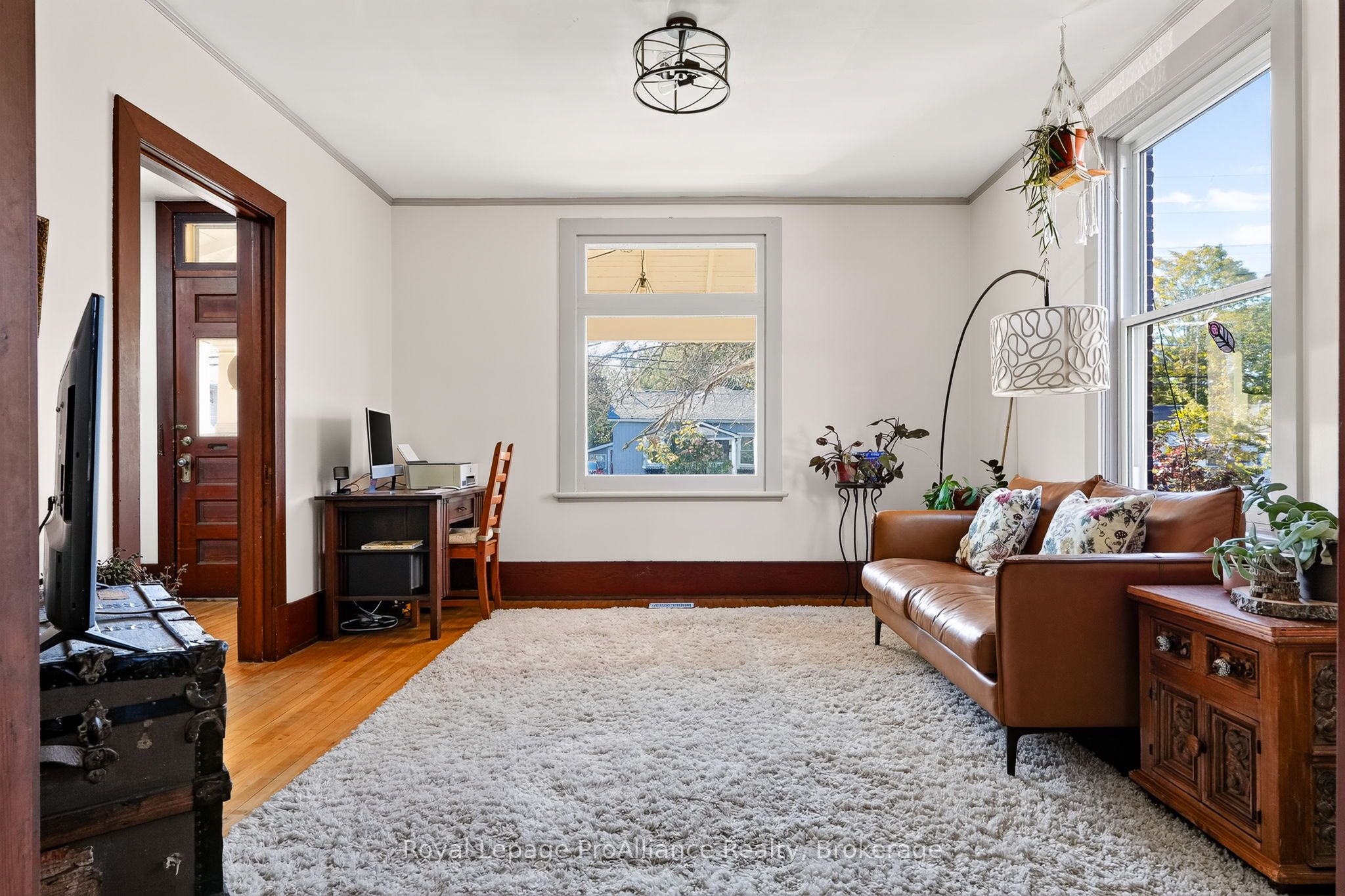 174 University Avenue W Property Photo 9